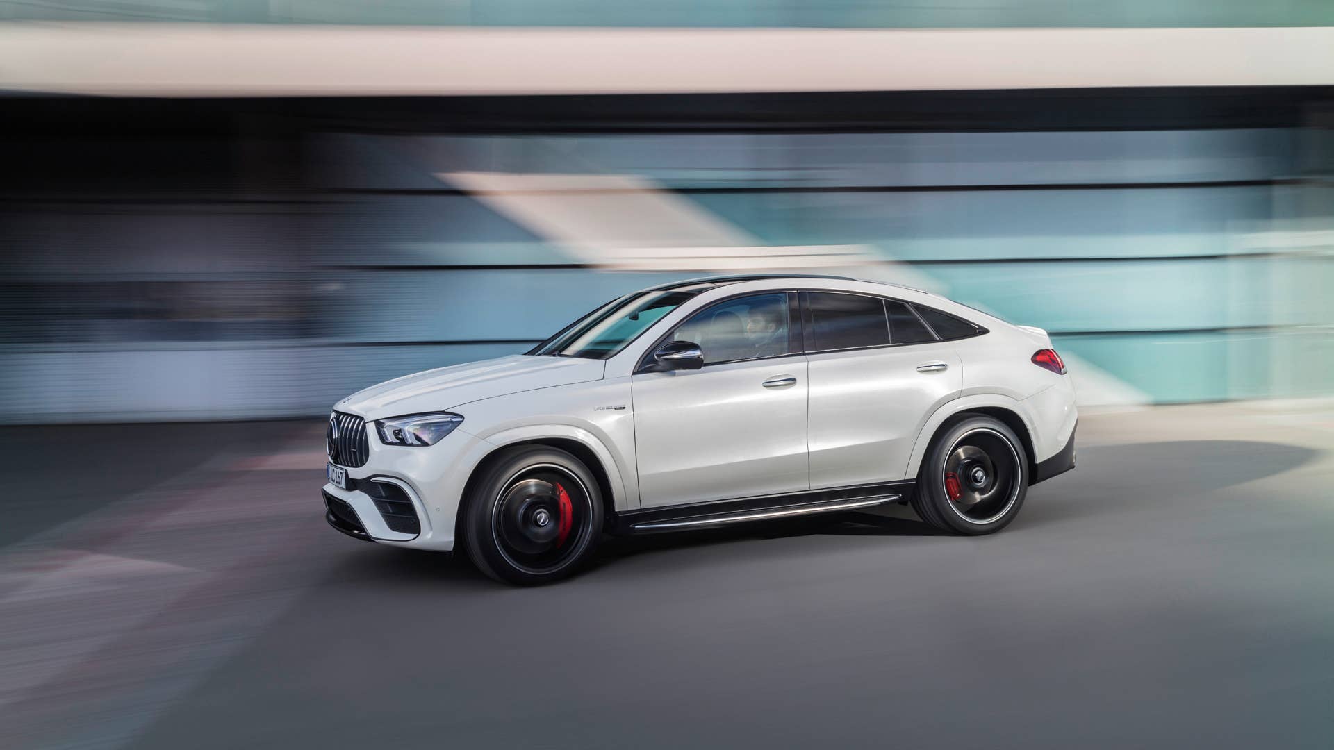 Mercedes-AMG GLE 63 S 4MATIC+ Coupé (Kraftstoffverbrauch kombiniert 11,5 l/100 km; CO2-Emissionen kombiniert 263 g/km) Exterieur dynamisch, diamantweiß // Mercedes-AMG GLE 63 S 4MATIC+ Coupé  (Combined fuel consumption 11.5 l/100 km; combined CO2-Emission 263 g/km), Exterieur dynamic, diamond white