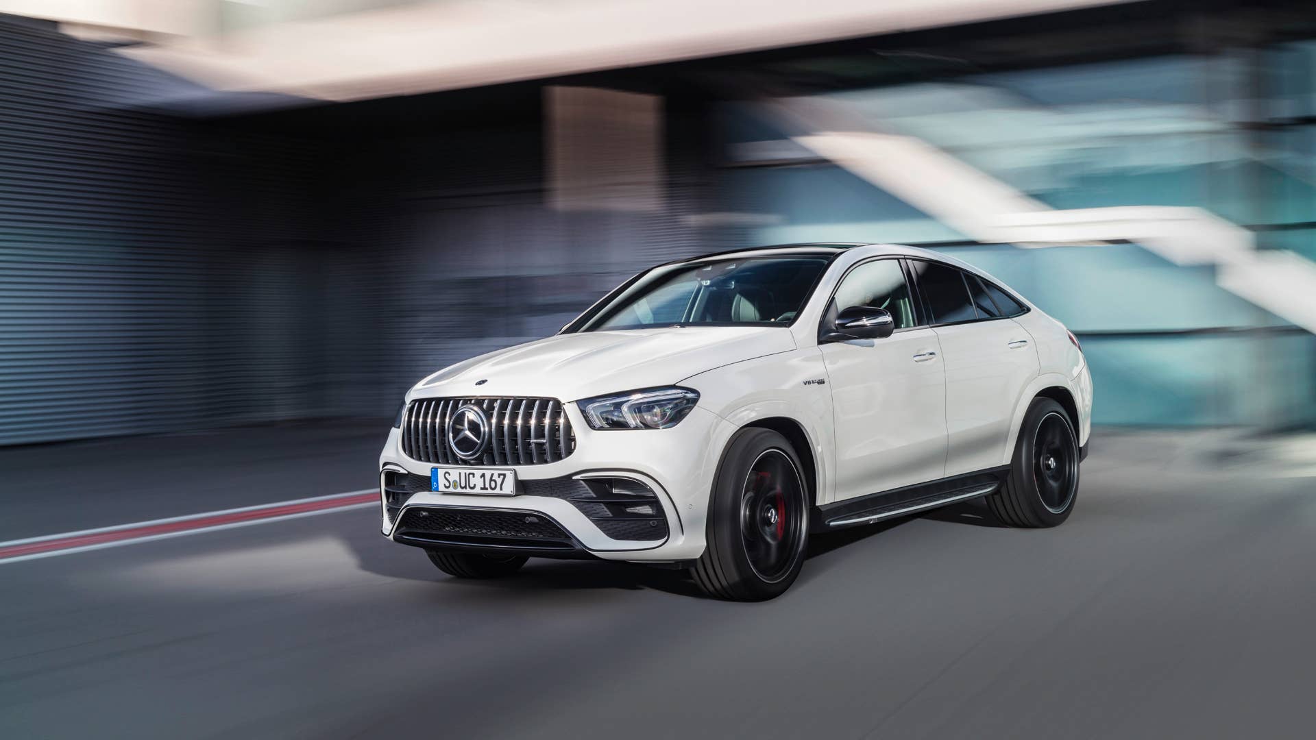 Mercedes-AMG GLE 63 S 4MATIC+ Coupé (Kraftstoffverbrauch kombiniert 11,5 l/100 km; CO2-Emissionen kombiniert 263 g/km) Exterieur dynamisch, diamantweiß // Mercedes-AMG GLE 63 S 4MATIC+ Coupé  (Combined fuel consumption 11.5 l/100 km; combined CO2-Emission 263 g/km), Exterieur dynamic, diamond white