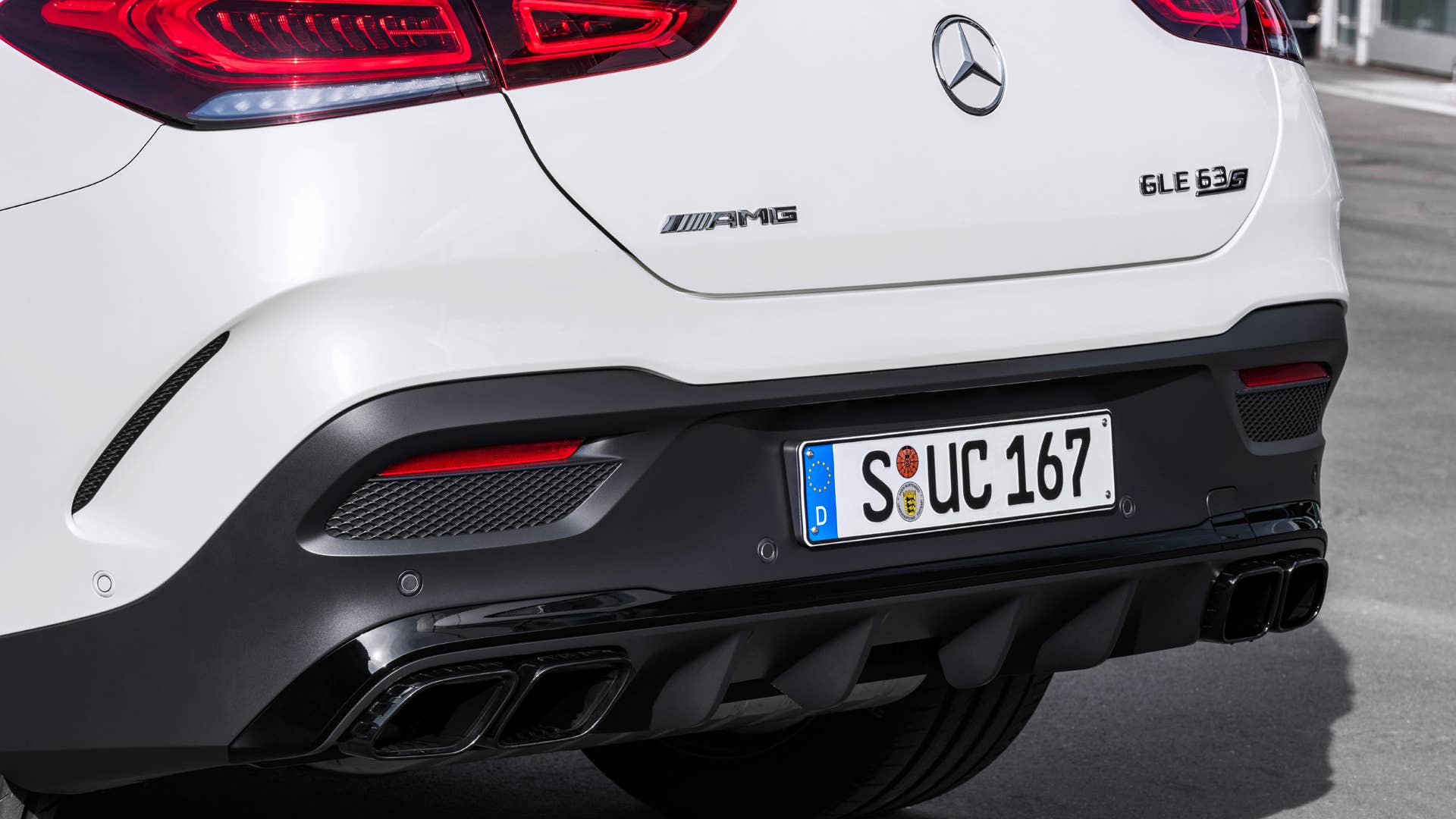 Mercedes-AMG GLE 63 S 4MATIC+ CoupĂ© (Kraftstoffverbrauch kombiniert 11,5 l/100 km; CO2-Emissionen kombiniert 263 g/km) Exterieur, diamantweiĂŸ, Endrohrblenden // Mercedes-AMG GLE 63 S 4MATIC+ CoupĂ© (Combined fuel consumption 11.5 l/100 km; combined CO2-Emission 263 g/km), Exterieur, diamond White, exhaust system