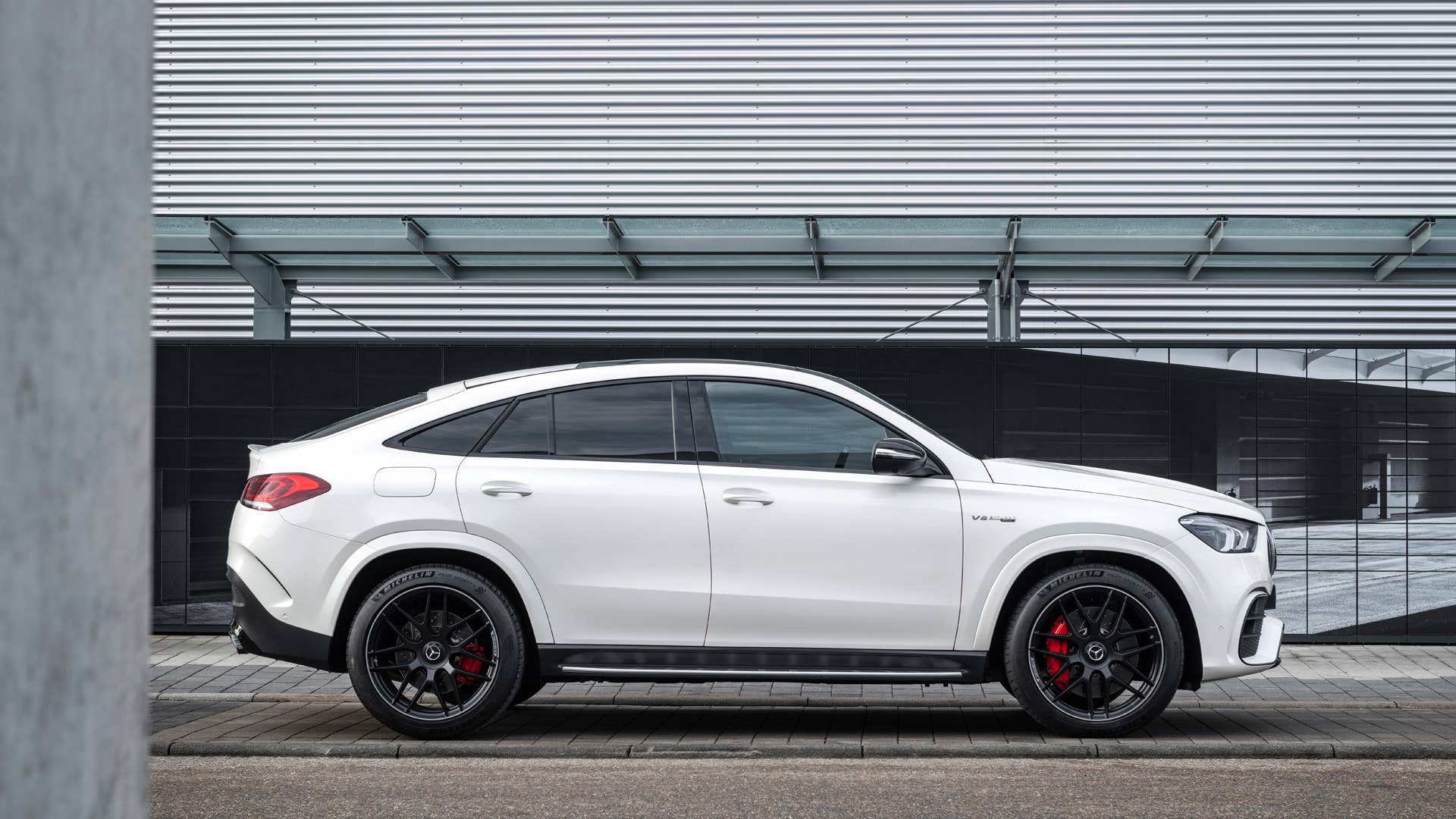 Mercedes-AMG GLE 63 S 4MATIC+ CoupĂ© (Kraftstoffverbrauch kombiniert 11,5 l/100 km; CO2-Emissionen kombiniert 263 g/km) Exterieur, diamantweiĂŸ // Mercedes-AMG GLE 63 S 4MATIC+ CoupĂ© (Combined fuel consumption 11.5 l/100 km; combined CO2-Emission 263 g/km), Exterieur, diamond white