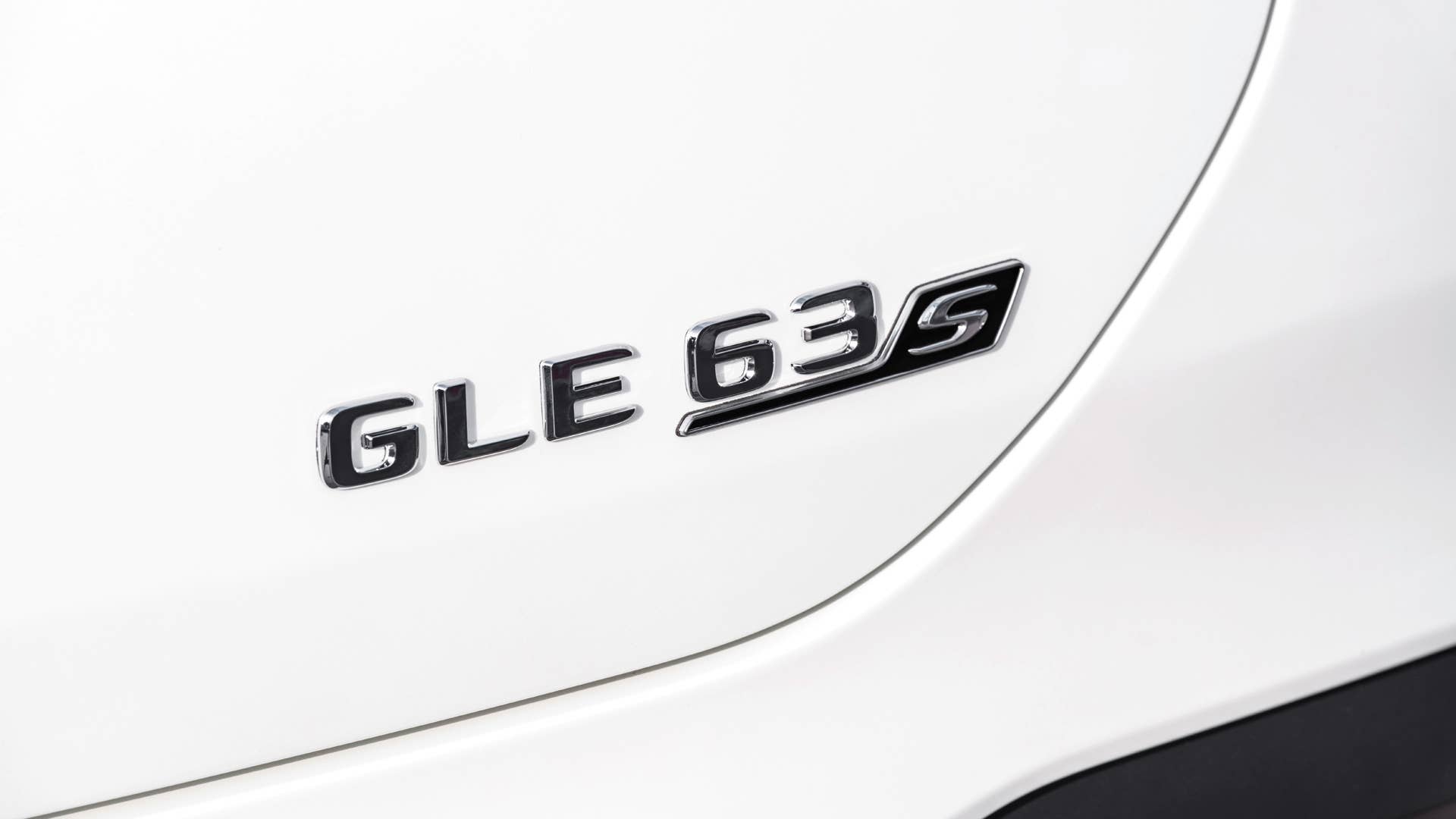 Mercedes-AMG GLE 63 S 4MATIC+ Coupé (Kraftstoffverbrauch kombiniert 11,5 l/100 km; CO2-Emissionen kombiniert 263 g/km) Exterieur, diamantweiß, Schriftzug // Mercedes-AMG GLE 63 S 4MATIC+ Coupé  (Combined fuel consumption 11.5 l/100 km; combined CO2-Emission 263 g/km), Exterieur, diamond White, lettering