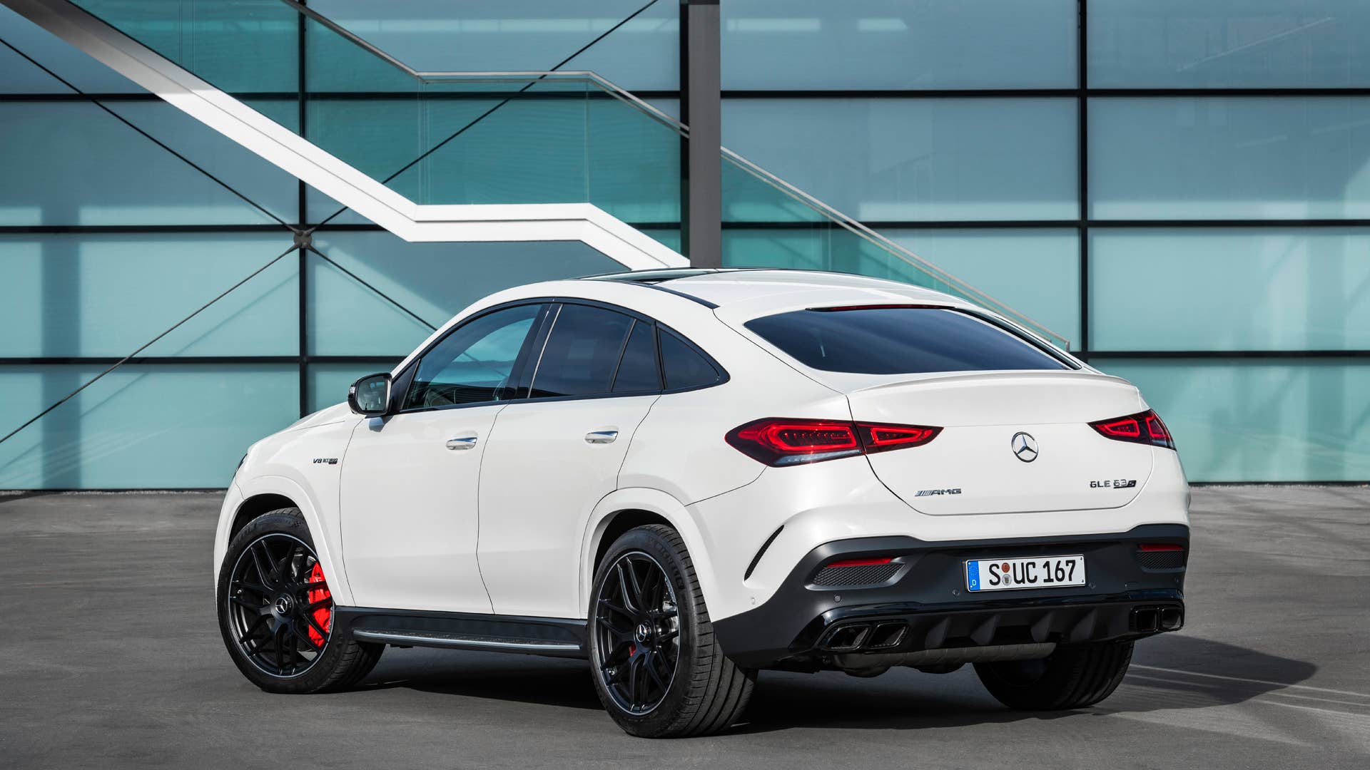 Mercedes-AMG GLE 63 S 4MATIC+ CoupĂ© (Kraftstoffverbrauch kombiniert 11,5 l/100 km; CO2-Emissionen kombiniert 263 g/km) Exterieur, diamantweiĂŸ // Mercedes-AMG GLE 63 S 4MATIC+ CoupĂ© (Combined fuel consumption 11.5 l/100 km; combined CO2-Emission 263 g/km), Exterieur, diamond white