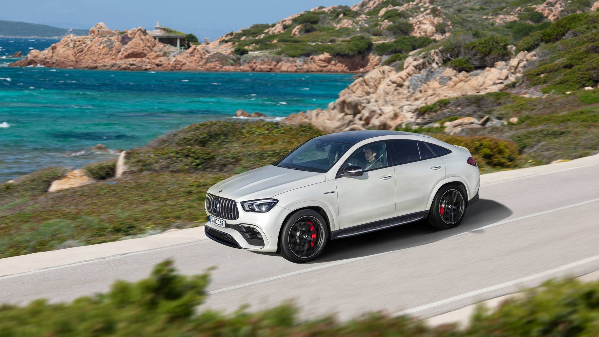 Mercedes-AMG GLE 63 S 4MATIC+ Coupé (Kraftstoffverbrauch kombiniert 11,5 l/100 km; CO2-Emissionen kombiniert 263 g/km) Exterieur dynamisch, diamantweiß // Mercedes-AMG GLE 63 S 4MATIC+ Coupé  (Combined fuel consumption 11.5 l/100 km; combined CO2-Emission 263 g/km), Exterieur dynamic, diamond white