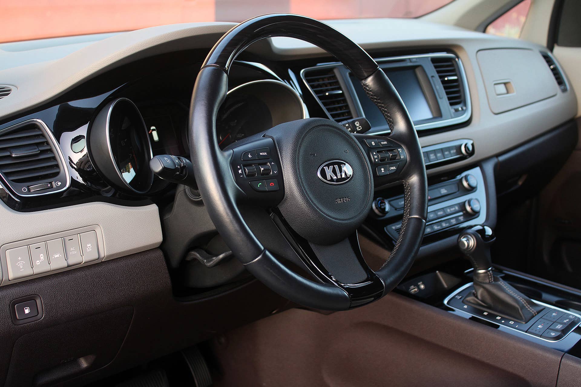 2015 Kia Sedona interior