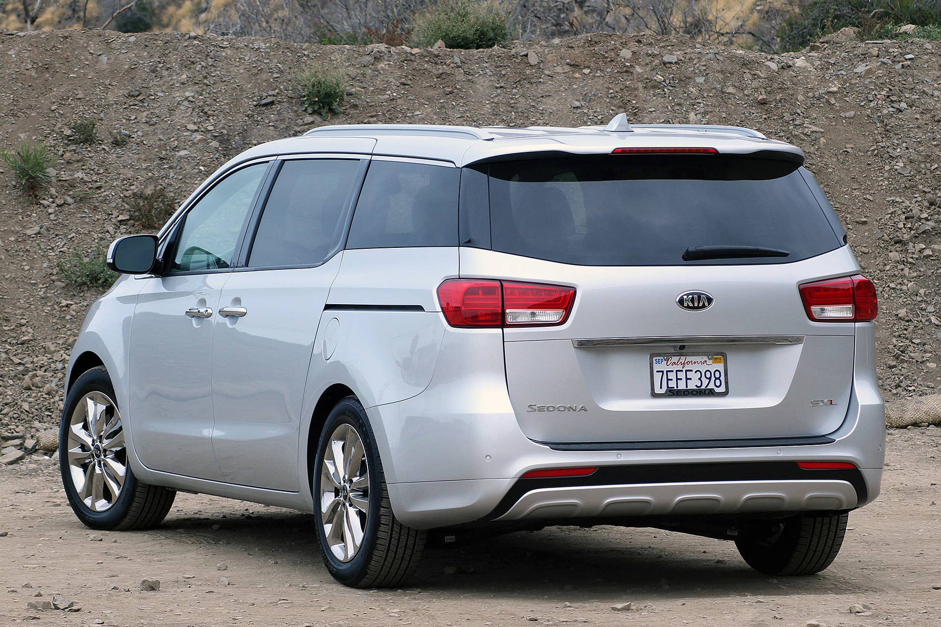 2015 Kia Sedona rear 3/4 view