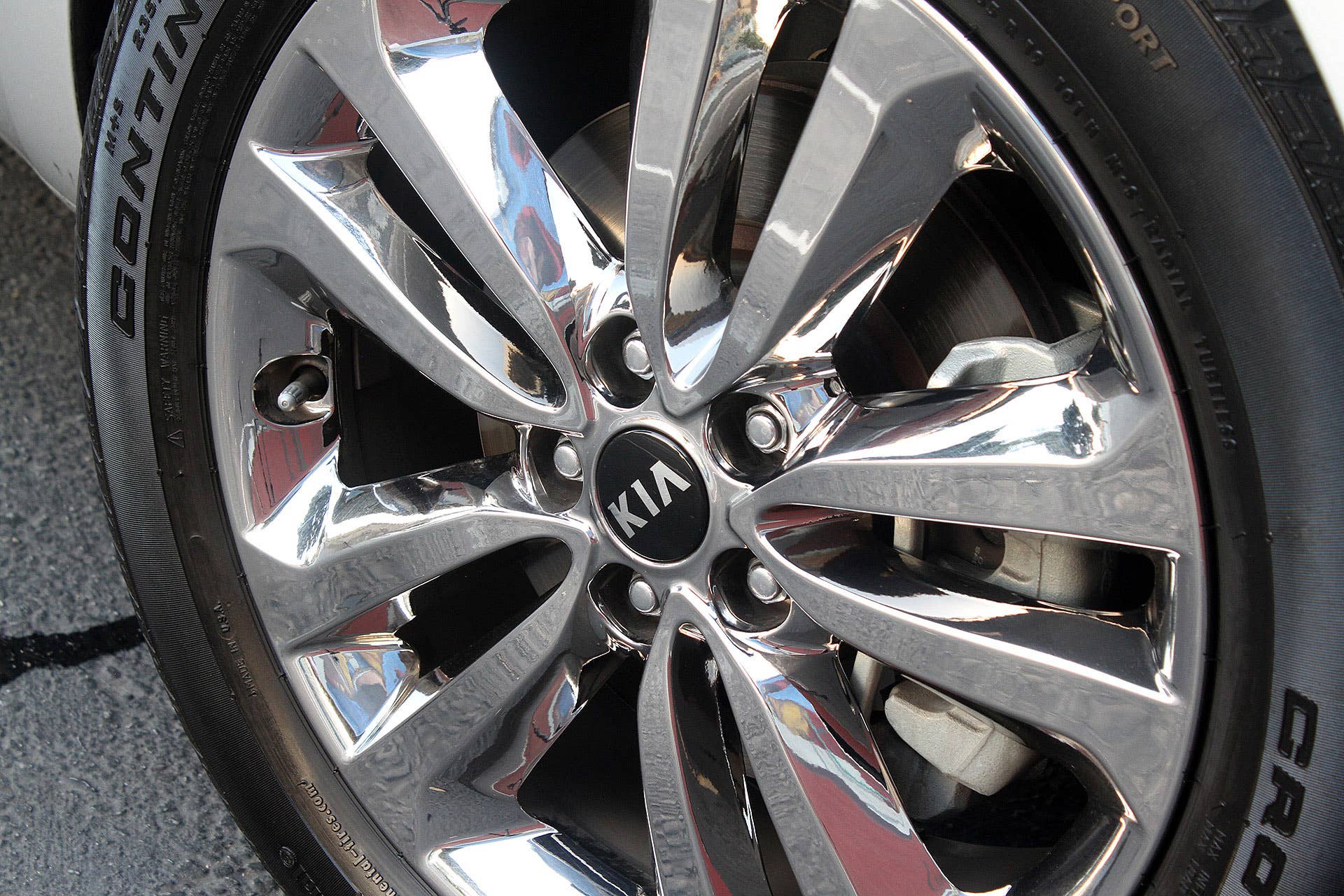 2015 Kia Sedona wheel