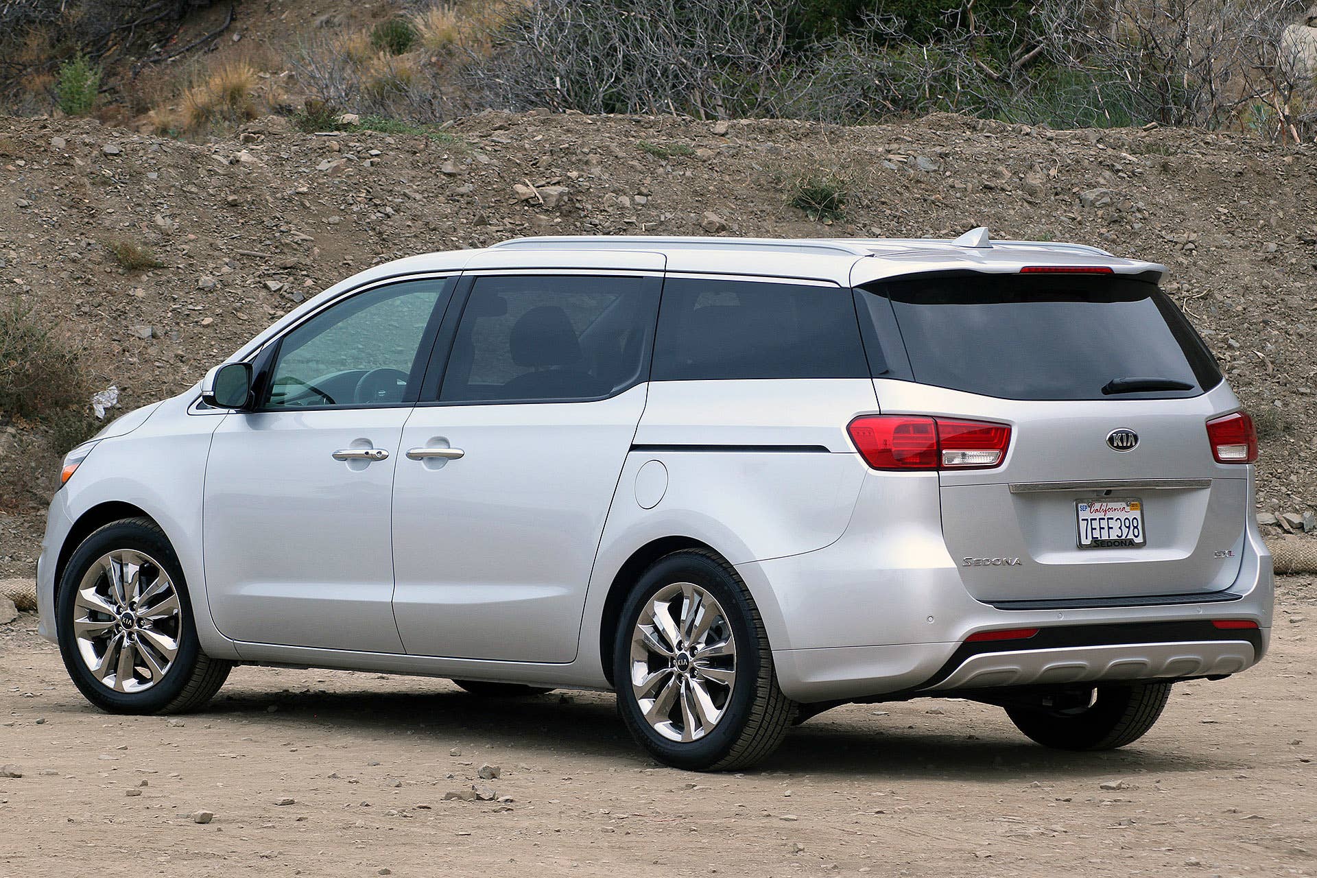 2015 Kia Sedona rear 3/4 view