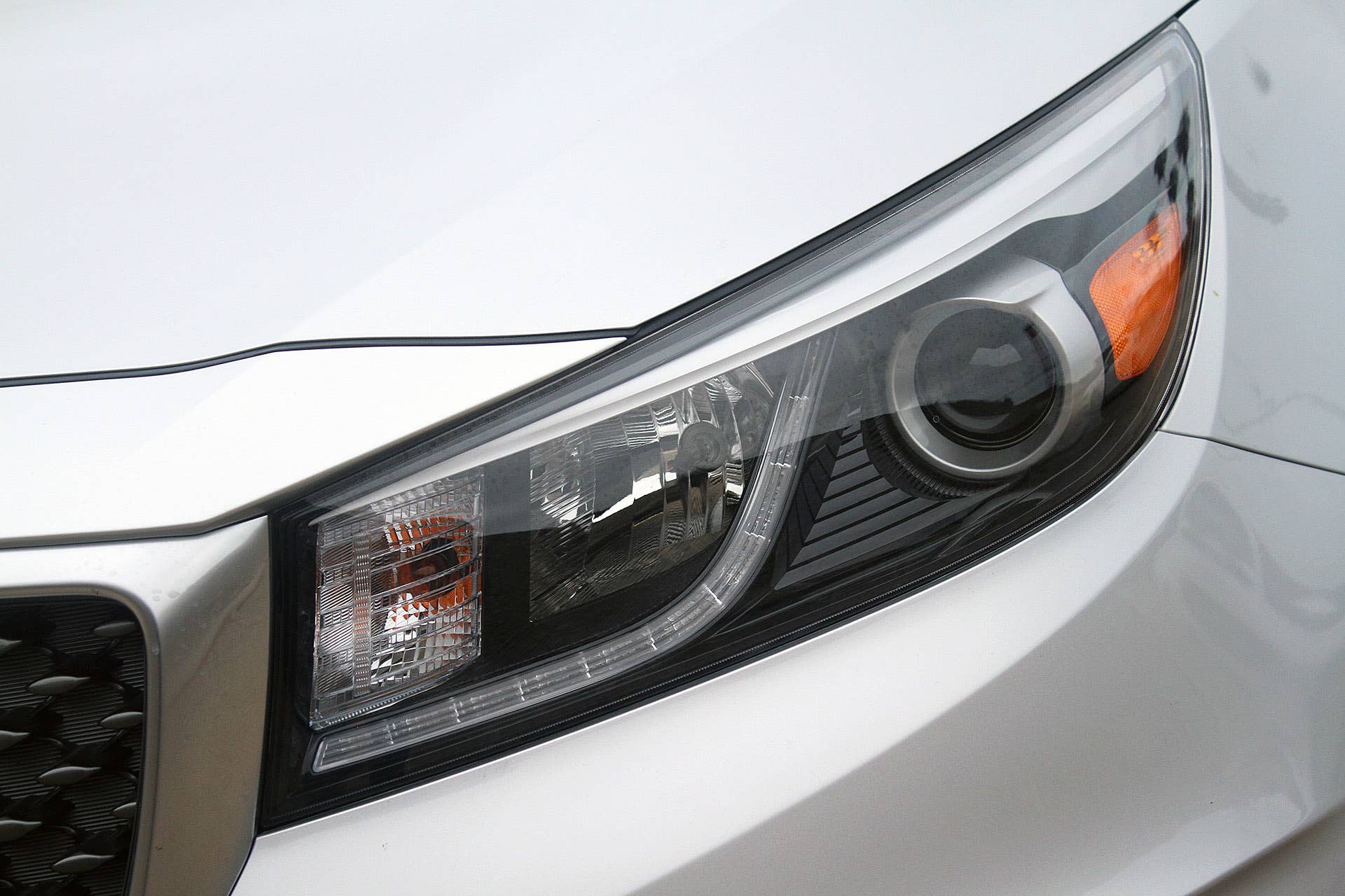 2015 Kia Sedona headlight