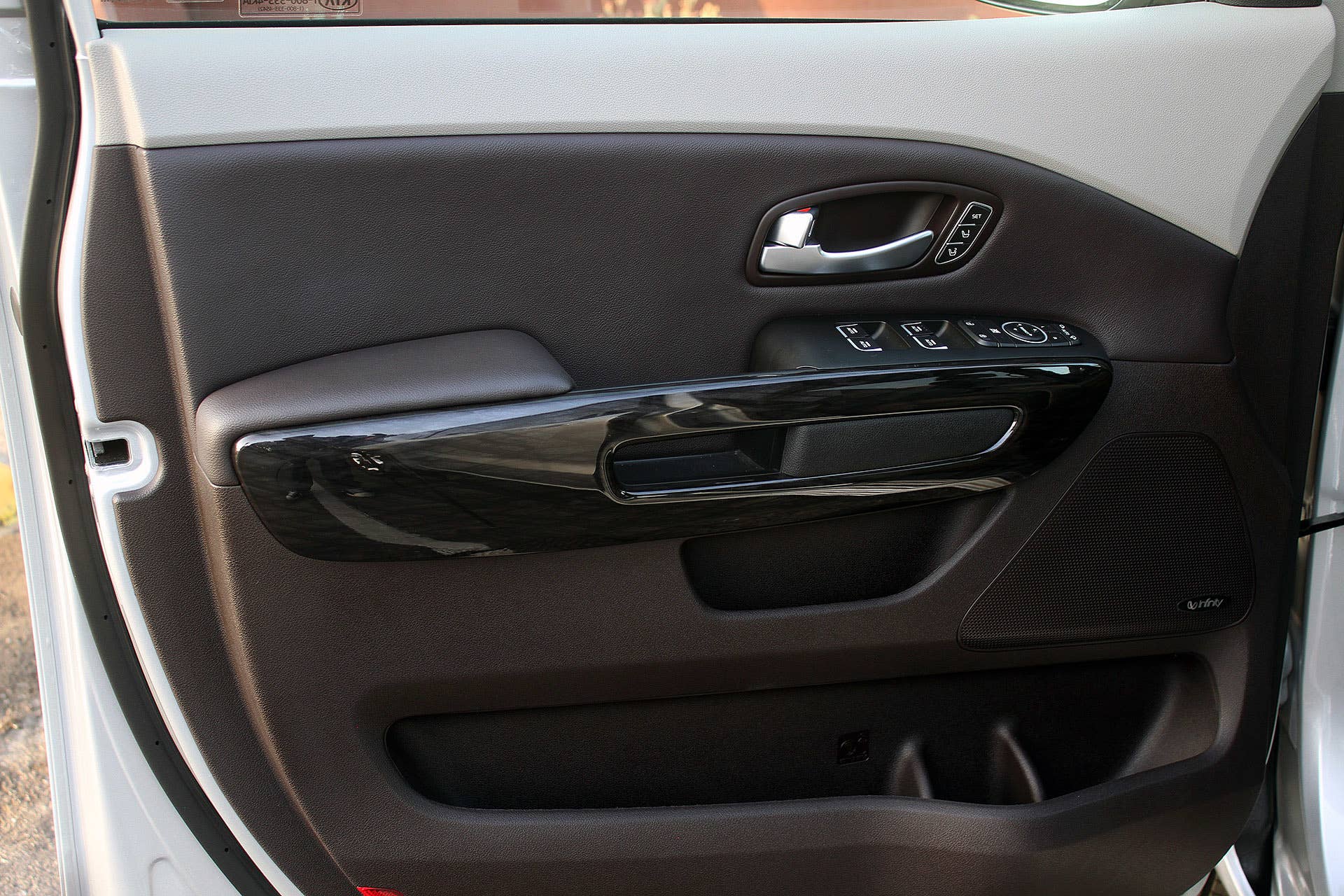 2015 Kia Sedona door