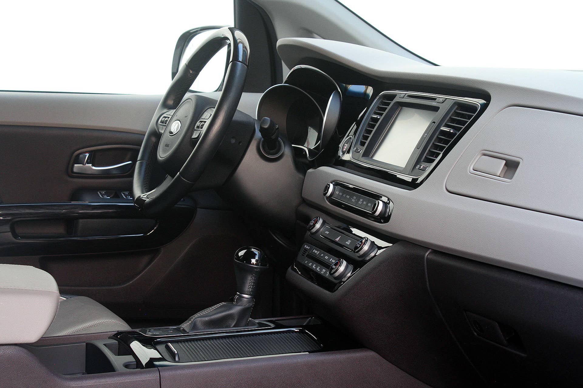 2015 Kia Sedona interior