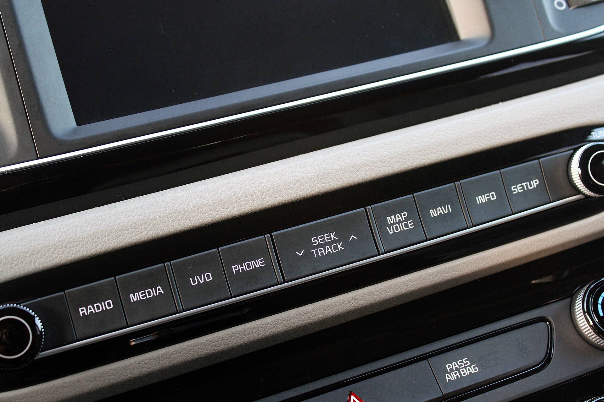 2015 Kia Sedona infotainment system controls