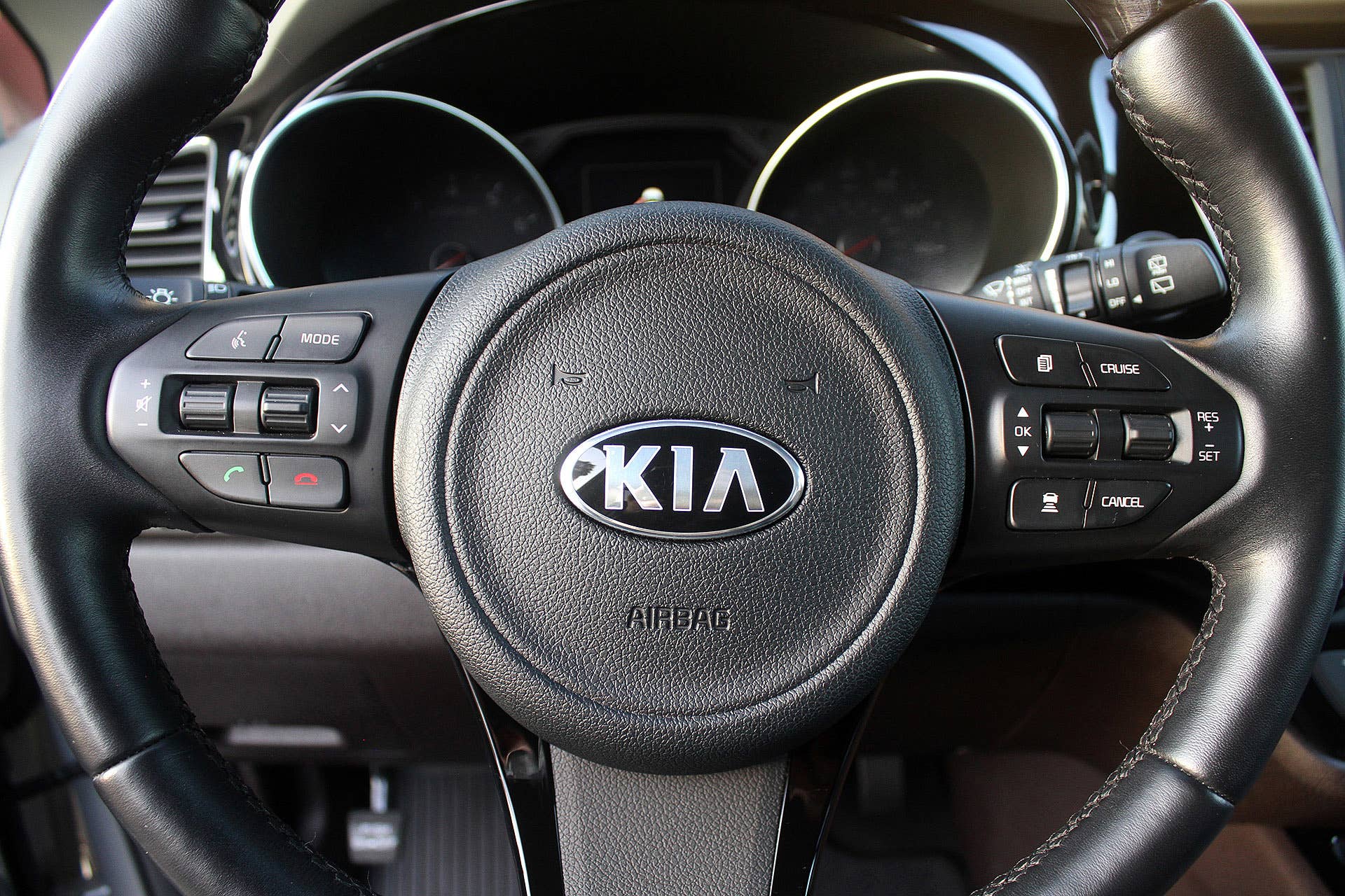 2015 Kia Sedona steering wheel