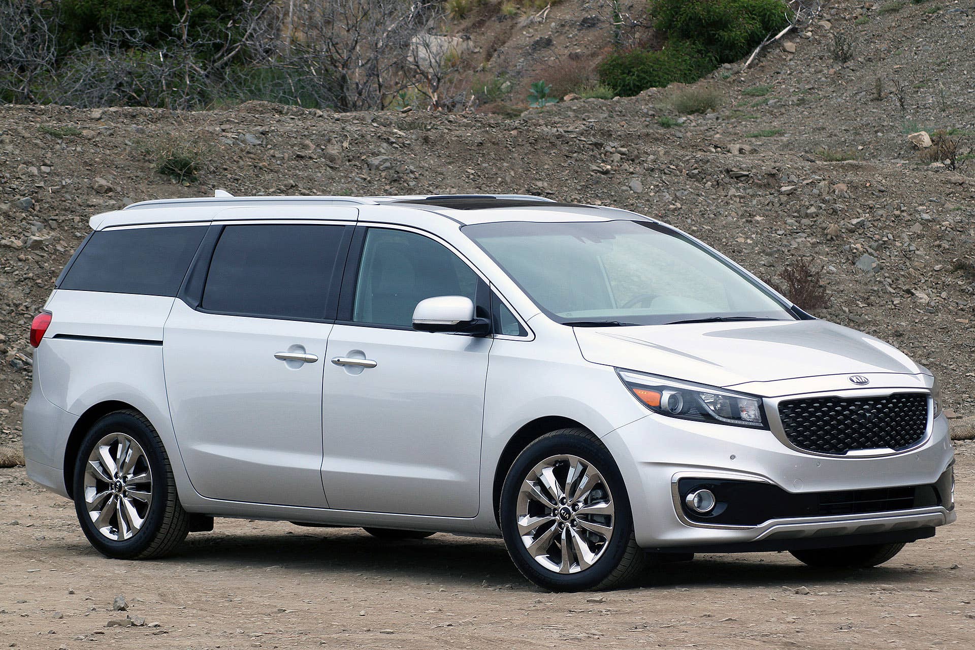 2015 Kia Sedona front 3/4 view