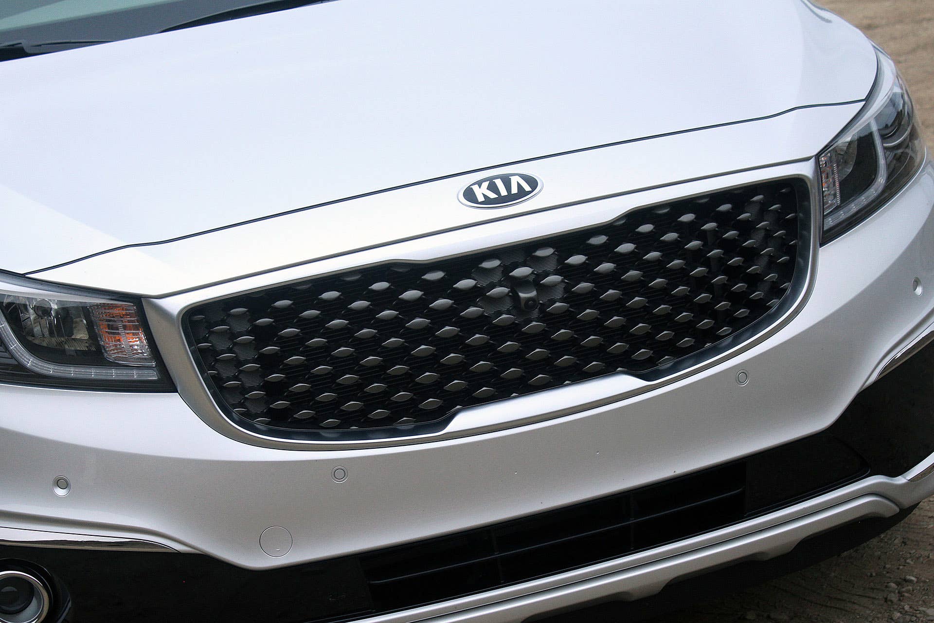 2015 Kia Sedona grille