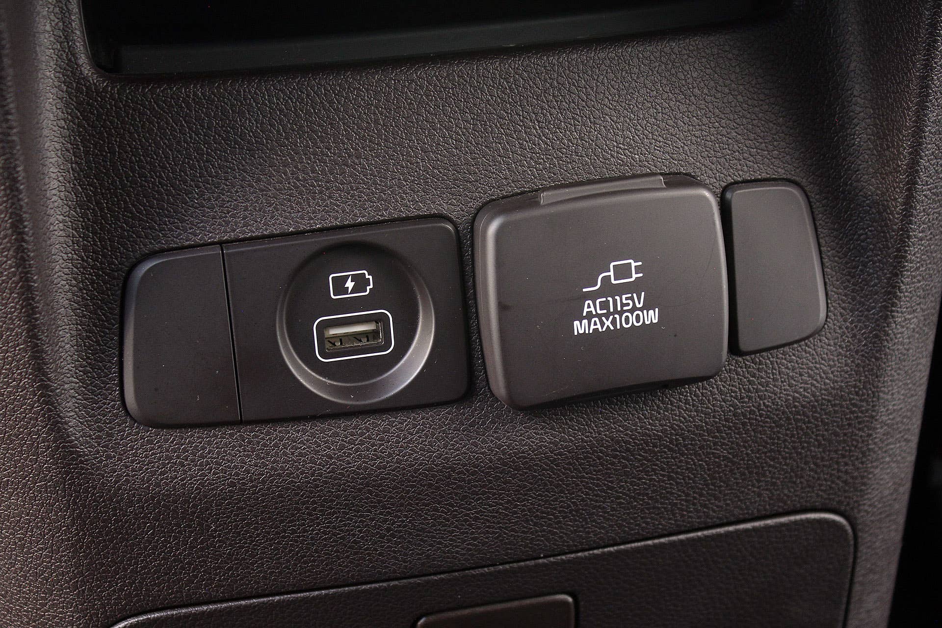 2015 Kia Sedona USB input and power outlet