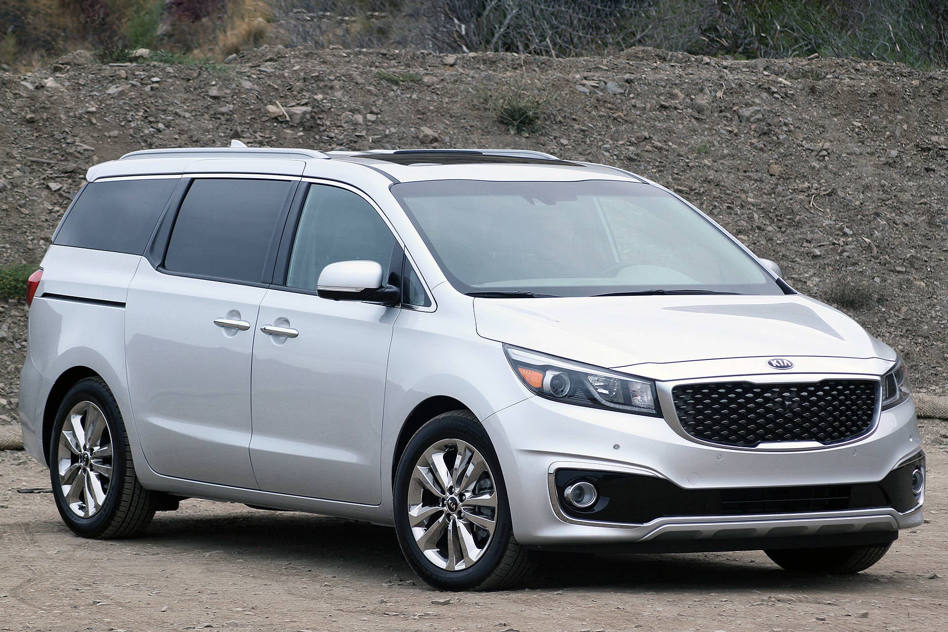 2015 Kia Sedona front 3/4 view