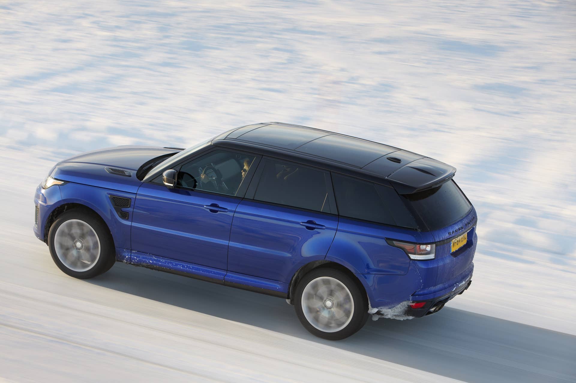 Land Rover Range Rover in the snow