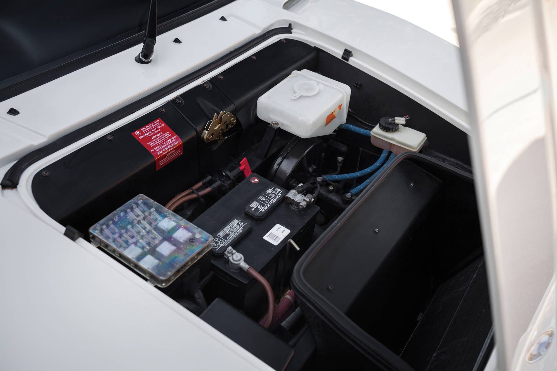 1988 BMW M1 battery