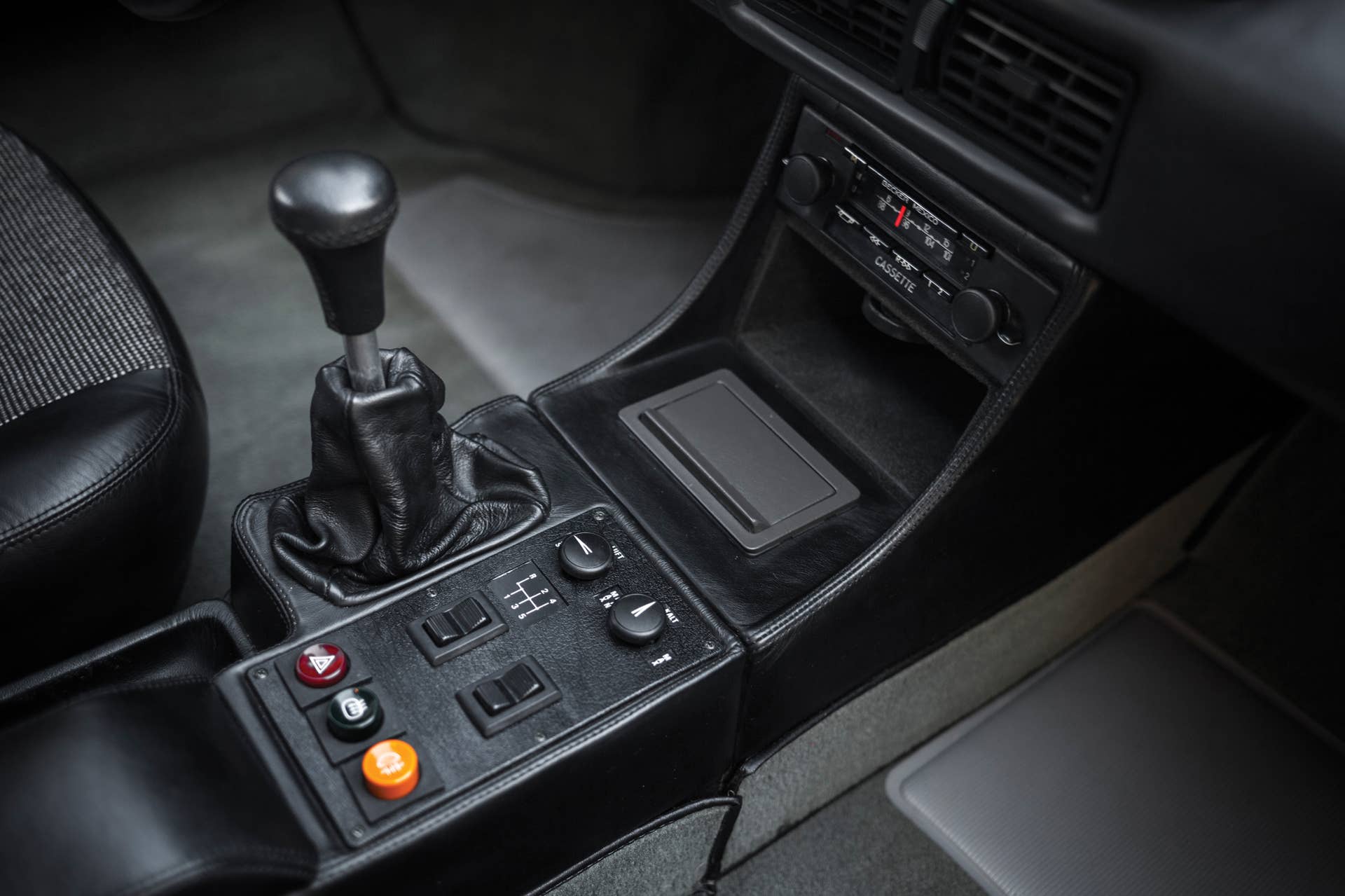 1988 BMW M1 shifter console