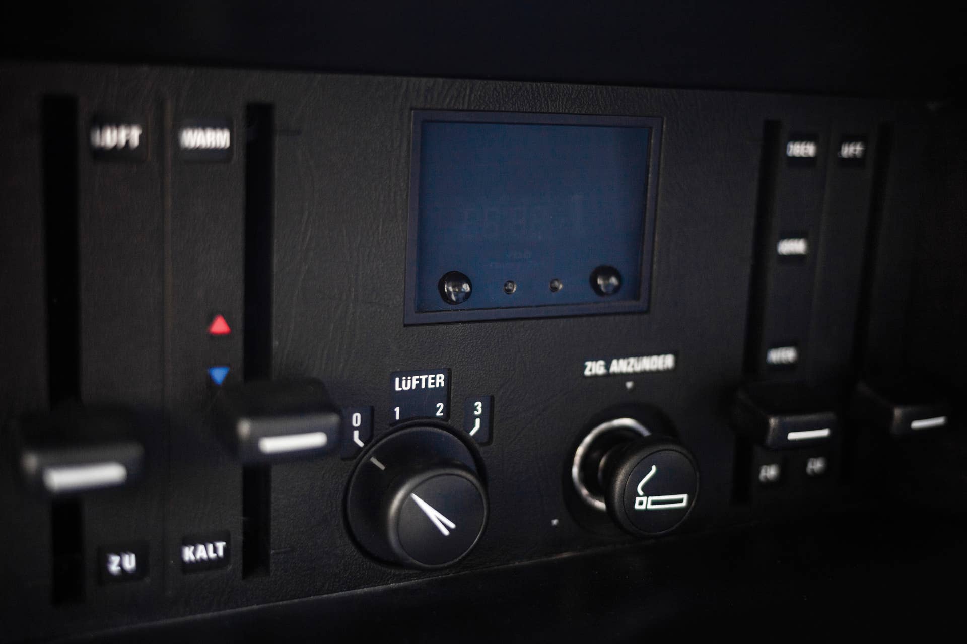 1988 BMW M1 dashboard