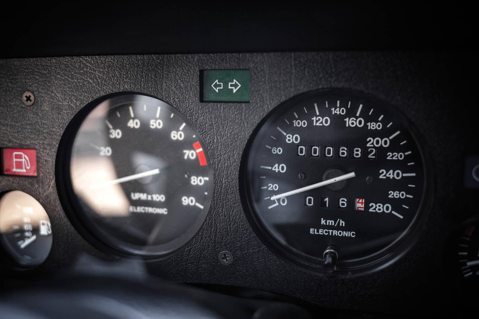 1988 BMW M1 instruments