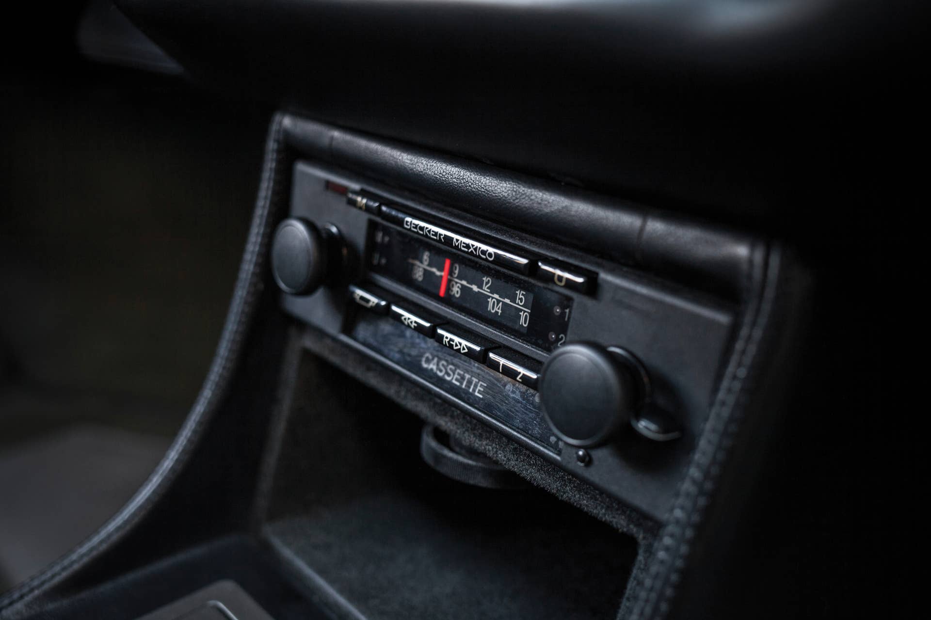 1988 BMW M1 radio