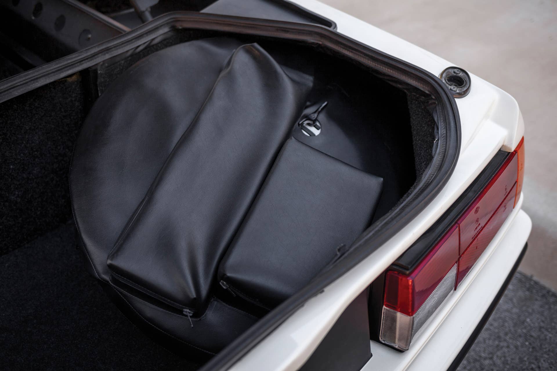 1988 BMW M1 trunk
