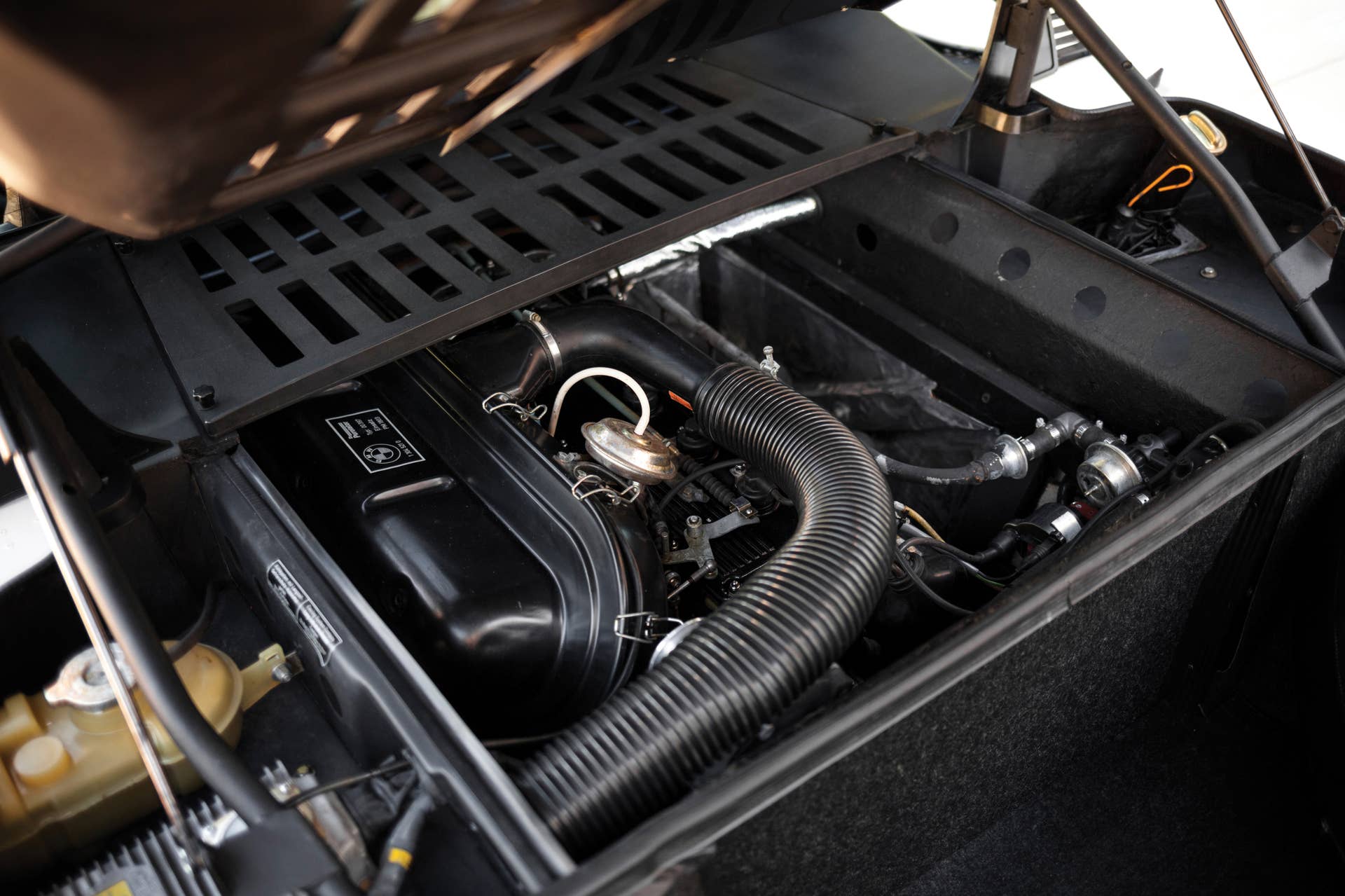 1988 BMW M1 engine compartment