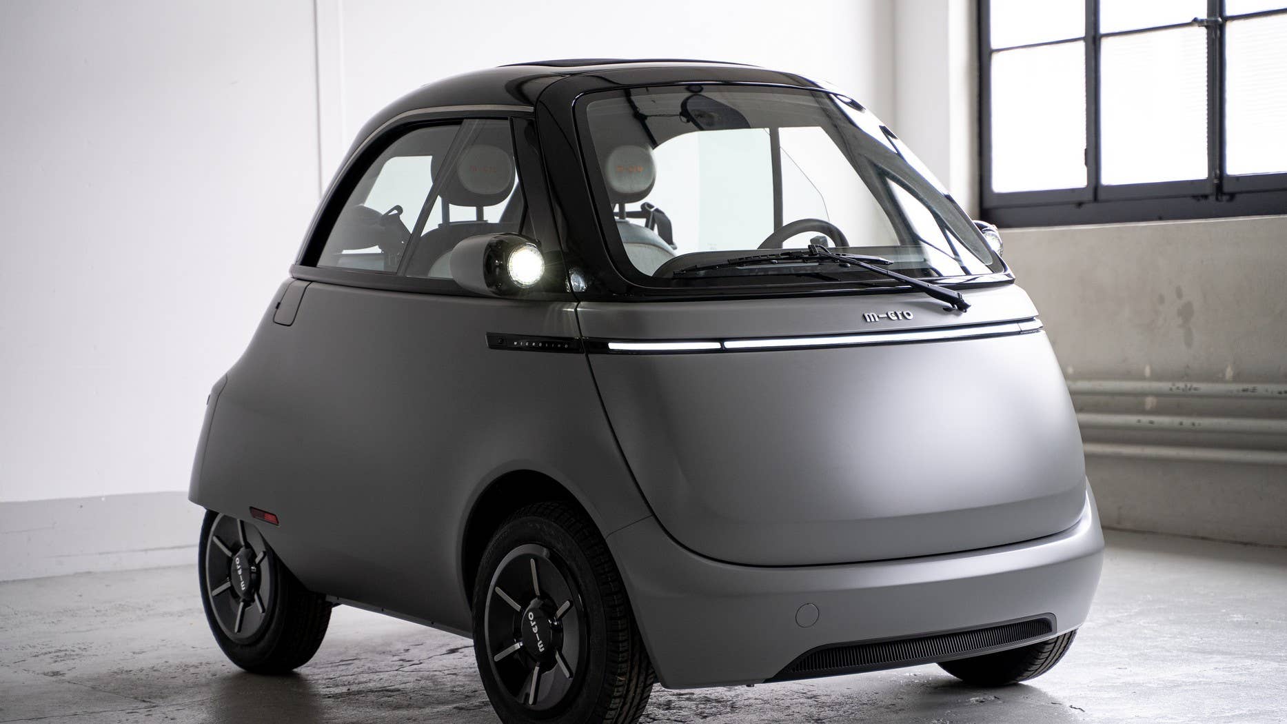 Véhicule électrique compact présenté en illustration principale, symbolisant la mobilité urbaine innovante et durable