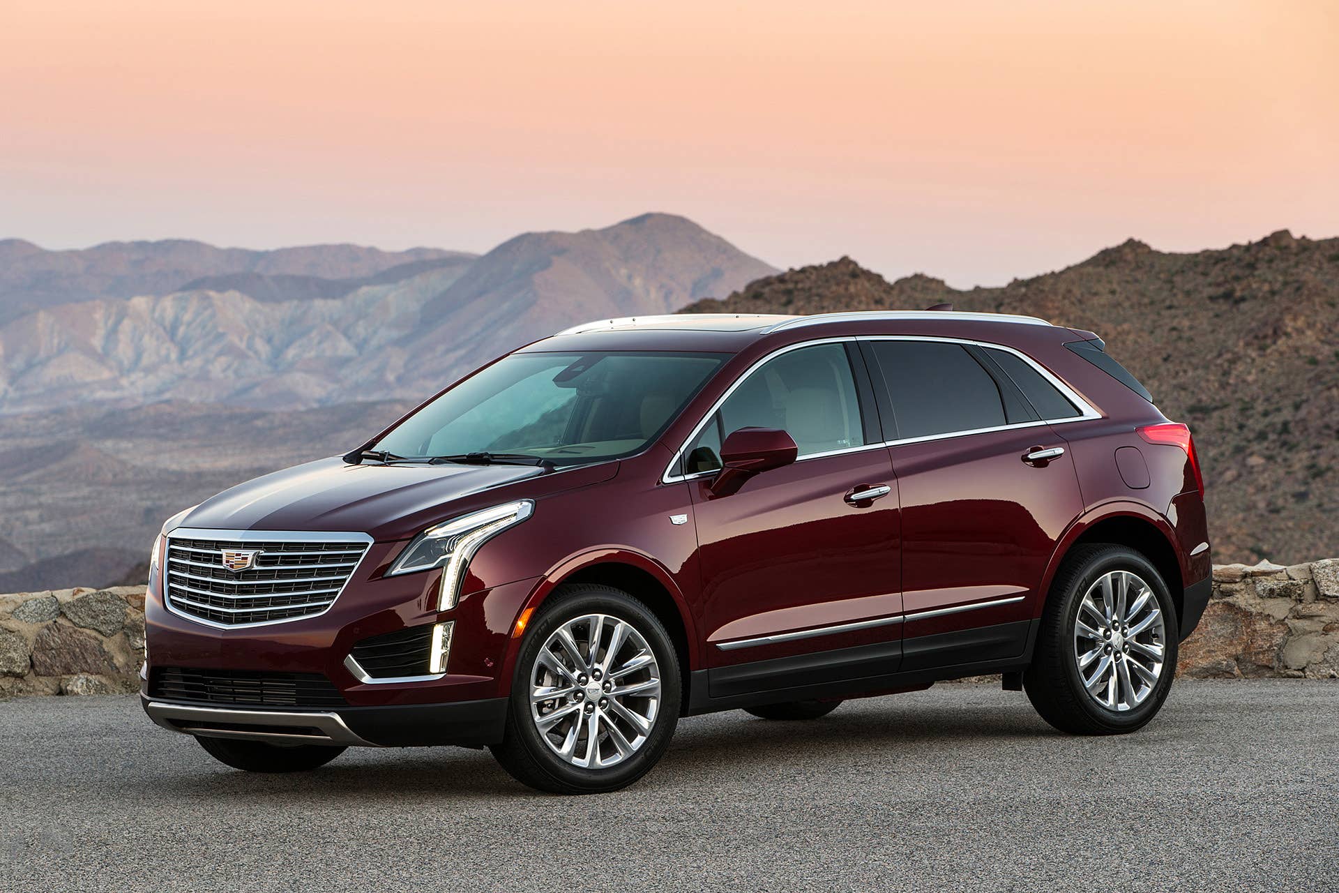 2017 Cadillac XT5 front 3/4 view