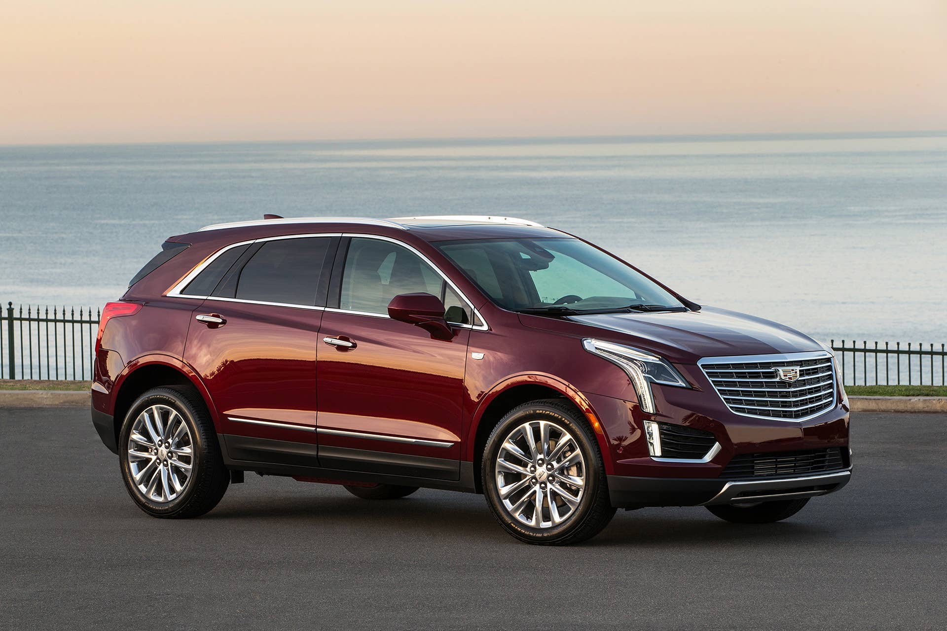 2017 Cadillac XT5 front 3/4 view