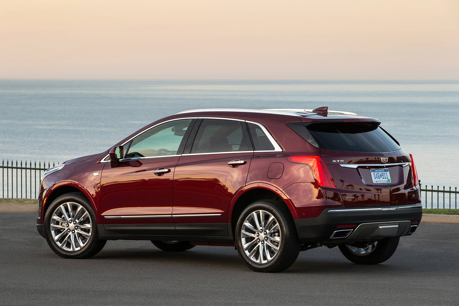 2017 Cadillac XT5 rear 3/4 view