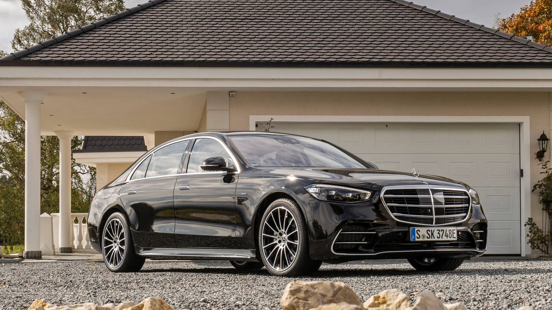 Mercedes-Benz S 580 e 4MATIC (Kraftstoffverbrauch kombiniert, gewichtet: 1,0-0,7 l/100 km; CO2-Emissionen kombiniert, gewichtet: 23-16 g/km; Stromverbrauch kombiniert, gewichtet: 25,5-21,9 kWh/100 km); Exterieur: Onyxschwarz, AMG Line; Interieur: Leder Exklusiv macciatobeige/magmagrau;Kraftstoffverbrauch kombiniert, gewichtet: 1,0-0,7 l/100 km; CO2-Emissionen kombiniert, gewichtet: 23-16 g/km; Stromverbrauch kombiniert, gewichtet: 25,5-21,9 kWh/100 km* Mercedes-Benz S 580 e 4MATIC (combined fuel consumption, weighted: 1.0-0.7 l/100 km; combined CO2 emissions, weighted: 23-16 g/km; combined electric energy consumption, weighted: 25.5-21.9 kWh/100 km); exterior: onyx black, AMG Line; interior: leather exclusive macchiato beige/magma grey;Combined fuel consumption, weighted: 1.0-0.7 l/100 km; combined CO2 emissions, weighted: 23-16 g/km; combined electric energy consumption, weighted: 25.5-21.9 kWh/100 km*