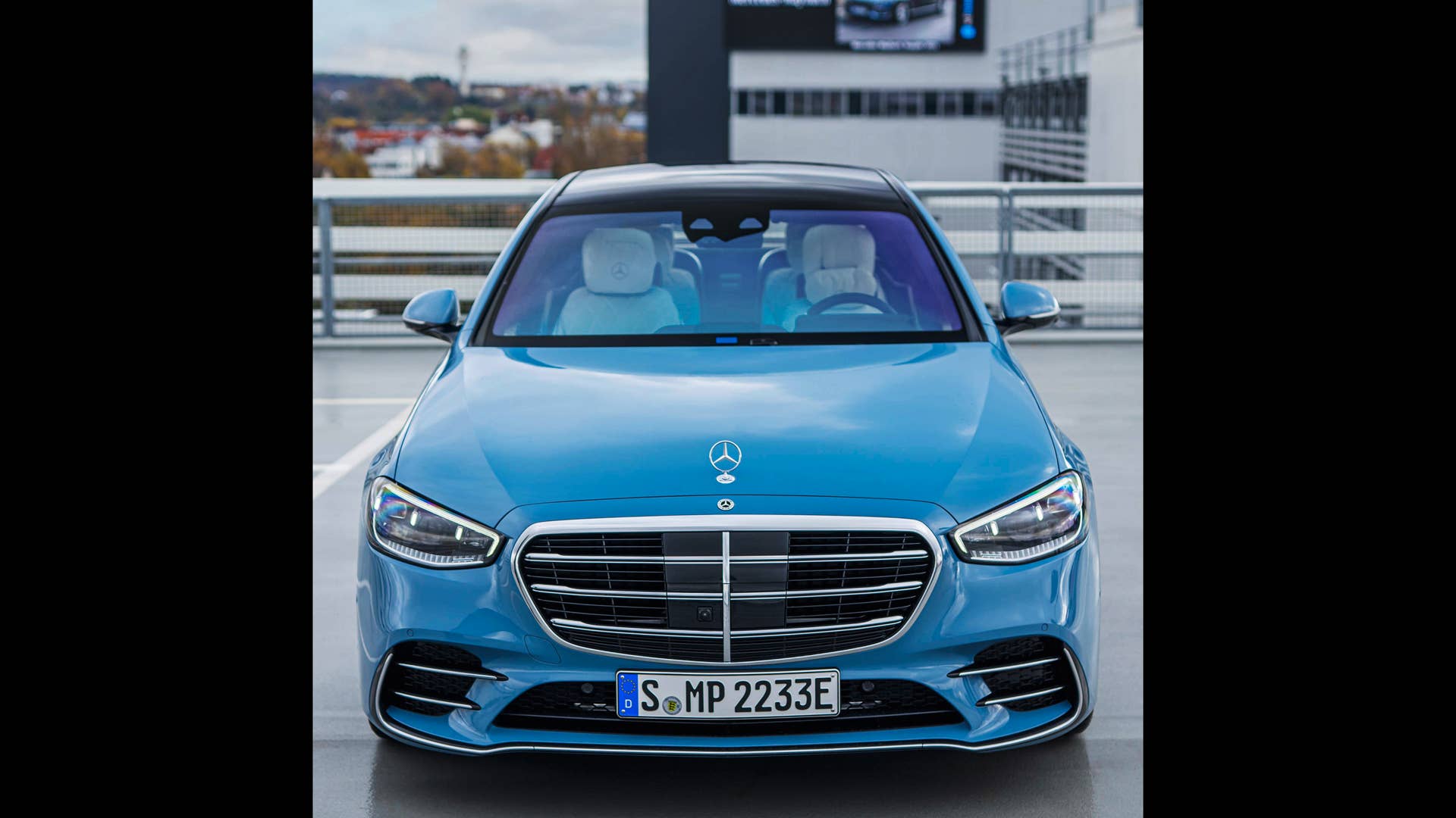 Mercedes-Benz S 580 e 4MATIC (Kraftstoffverbrauch kombiniert, gewichtet: 1,0-0,7 l/100 km; CO2-Emissionen kombiniert, gewichtet: 23-16 g/km; Stromverbrauch kombiniert, gewichtet: 25,5-21,9 kWh/100 km); Exterieur: MANUFAKTUR vintageblau uni, AMG Line; Interieur: MANUFAKTUR Sonderpolster Leder Exklusiv Nappa - tiefweiß / schwarz;Kraftstoffverbrauch kombiniert, gewichtet: 1,0-0,7 l/100 km; CO2-Emissionen kombiniert, gewichtet: 23-16 g/km; Stromverbrauch kombiniert, gewichtet: 25,5-21,9 kWh/100 km* Mercedes-Benz S 580 e 4MATIC (combined fuel consumption, weighted: 1.0-0.7 l/100 km; combined CO2 emissions, weighted: 23-16 g/km; combined electric energy consumption, weighted: 25.5-21.9 kWh/100 km); exterior: MANUFAKTUR vintage blue solid , AMG Line; interior: MANUFAKTUR special upholstery in Exclusive nappa leather - deep white / black;Combined fuel consumption, weighted: 1.0-0.7 l/100 km; combined CO2 emissions, weighted: 23-16 g/km; combined electric energy consumption, weighted: 25.5-21.9 kWh/100 km*