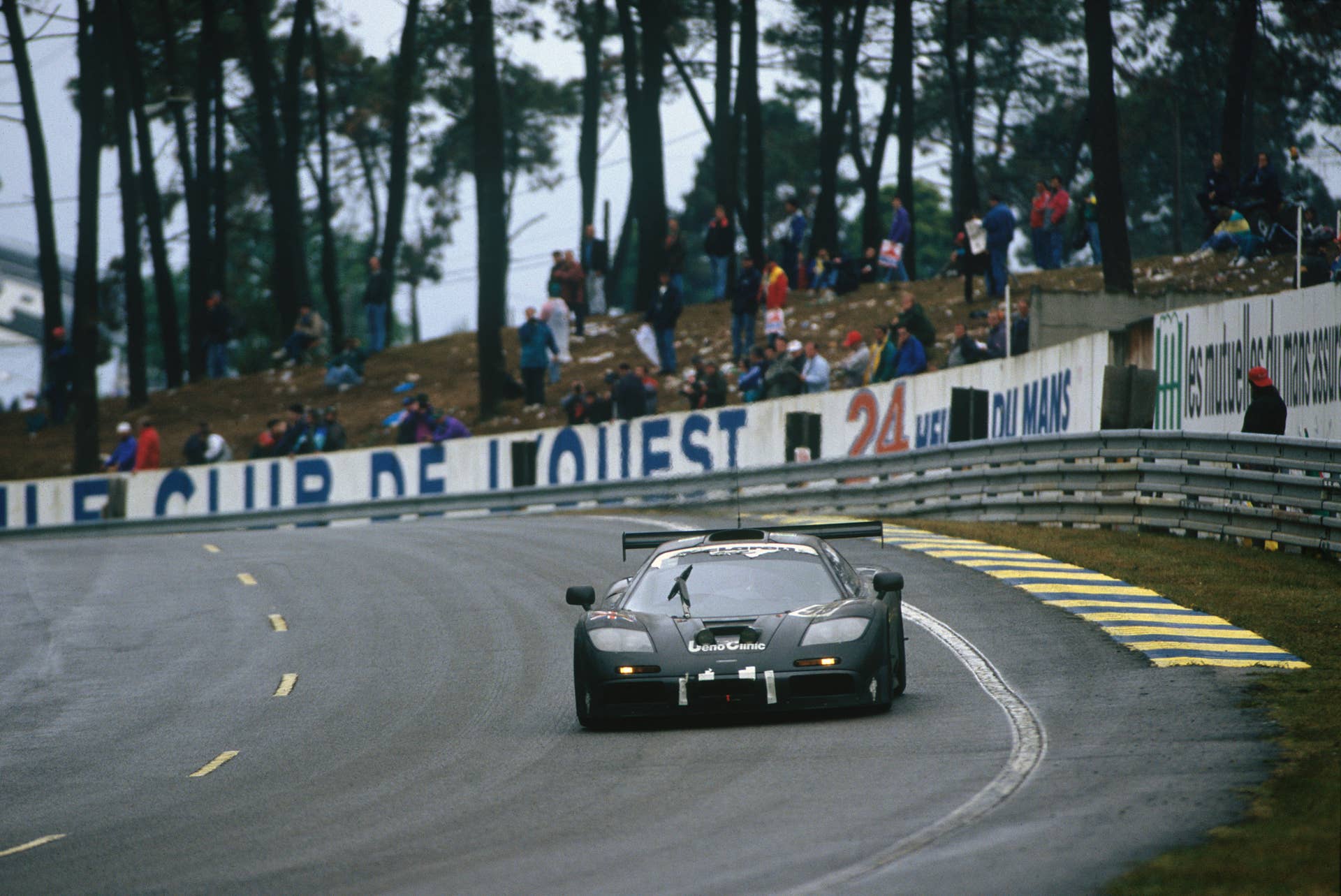 1995 Le Mans 24 hours. Le Mans, France. 17th - 18th June 1995. J.J. Lehto / Yannick Dalmas / Masanori Sekiya (McLaren F1 GTR), 1st position, action. World Copyright: LAT Photographic Ref: 95 LM a