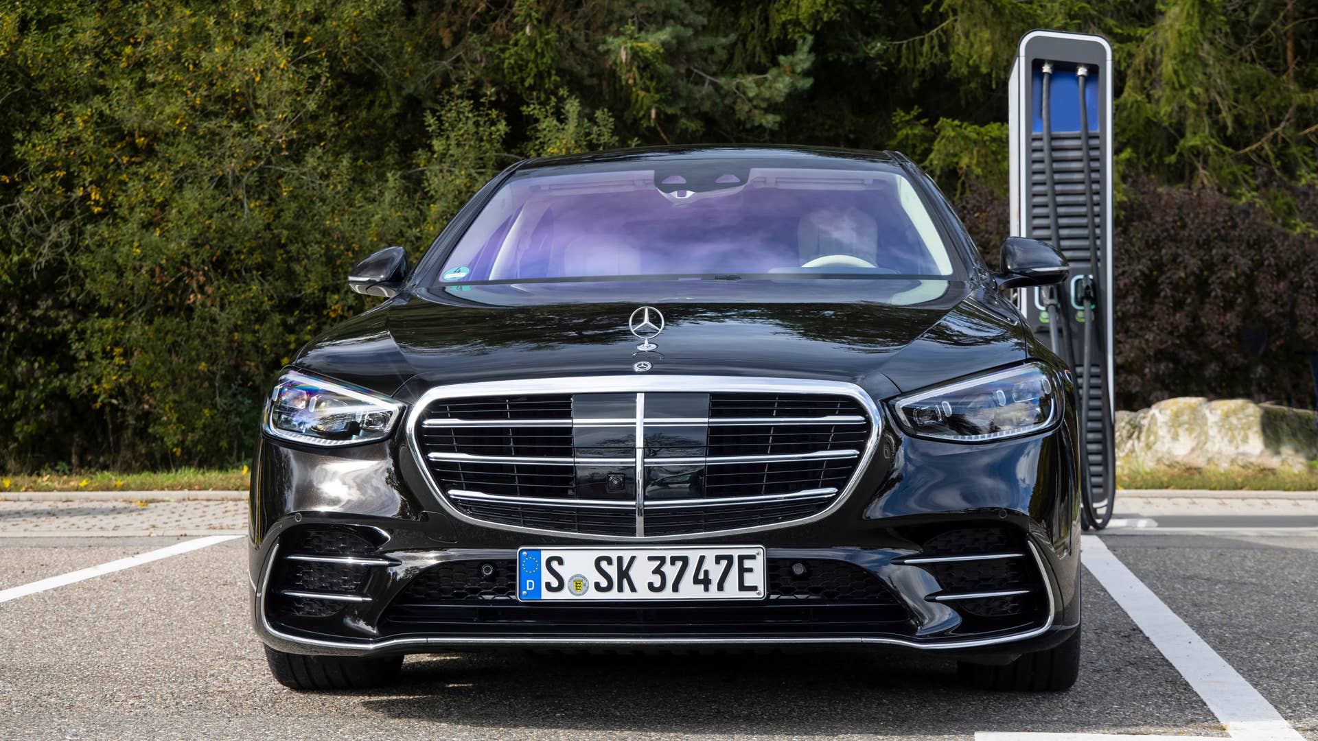 Mercedes-Benz S 580 e 4MATIC (Kraftstoffverbrauch kombiniert, gewichtet: 1,0-0,7 l/100 km; CO2-Emissionen kombiniert, gewichtet: 23-16 g/km; Stromverbrauch kombiniert, gewichtet: 25,5-21,9 kWh/100 km); Exterieur: Onyxschwarz, AMG Line; Interieur: Leder Exklusiv macciatobeige/magmagrau;Kraftstoffverbrauch kombiniert, gewichtet: 1,0-0,7 l/100 km; CO2-Emissionen kombiniert, gewichtet: 23-16 g/km; Stromverbrauch kombiniert, gewichtet: 25,5-21,9 kWh/100 km* Mercedes-Benz S 580 e 4MATIC (combined fuel consumption, weighted: 1.0-0.7 l/100 km; combined CO2 emissions, weighted: 23-16 g/km; combined electric energy consumption, weighted: 25.5-21.9 kWh/100 km); exterior: onyx black, AMG Line; interior: leather exclusive macchiato beige/magma grey;combined fuel consumption, weighted: 1.0-0.7 l/100 km; combined CO2 emissions, weighted: 23-16 g/km; combined electric energy consumption, weighted: 25.5-21.9 kWh/100 km*