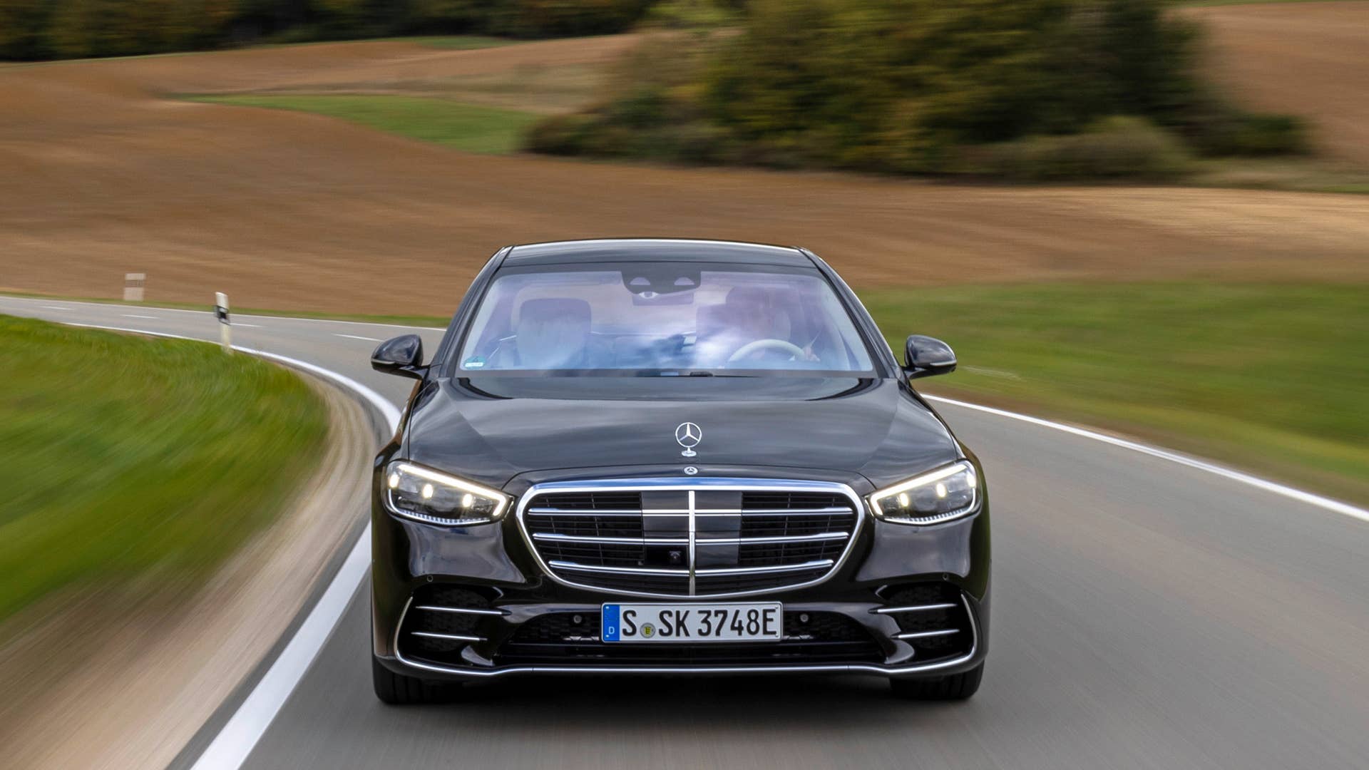 Mercedes-Benz S 580 e 4MATIC (Kraftstoffverbrauch kombiniert, gewichtet: 1,0-0,7 l/100 km; CO2-Emissionen kombiniert, gewichtet: 23-16 g/km; Stromverbrauch kombiniert, gewichtet: 25,5-21,9 kWh/100 km); Exterieur: Onyxschwarz, AMG Line; Interieur: Leder Exklusiv macciatobeige/magmagrau;Kraftstoffverbrauch kombiniert, gewichtet: 1,0-0,7 l/100 km; CO2-Emissionen kombiniert, gewichtet: 23-16 g/km; Stromverbrauch kombiniert, gewichtet: 25,5-21,9 kWh/100 km* Mercedes-Benz S 580 e 4MATIC (combined fuel consumption, weighted: 1.0-0.7 l/100 km; combined CO2 emissions, weighted: 23-16 g/km; combined electric energy consumption, weighted: 25.5-21.9 kWh/100 km); exterior: onyx black, AMG Line; interior: leather exclusive macchiato beige/magma grey;combined fuel consumption, weighted: 1.0-0.7 l/100 km; combined CO2 emissions, weighted: 23-16 g/km; combined electric energy consumption, weighted: 25.5-21.9 kWh/100 km*