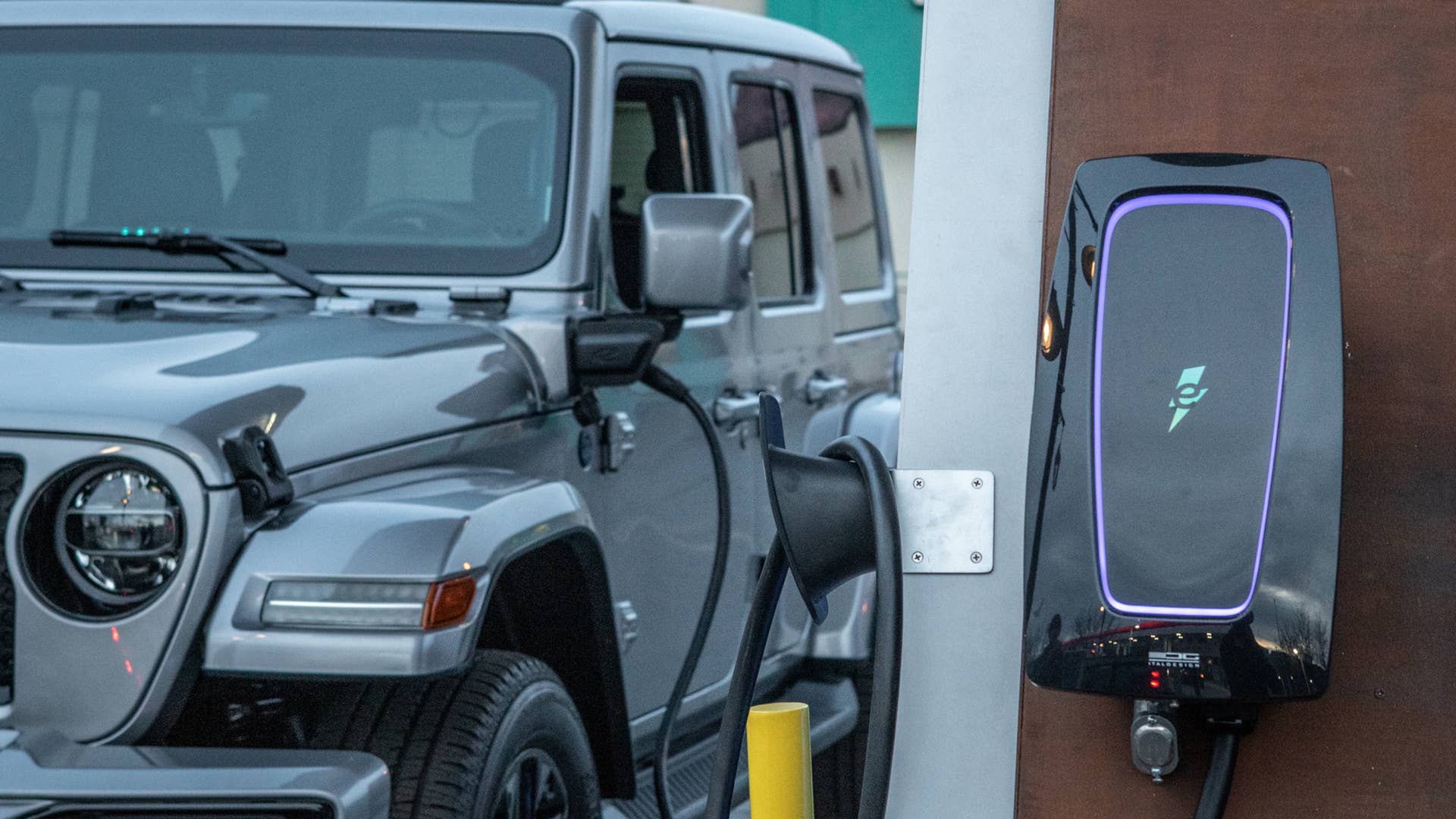The Jeep® brand is creating the Jeep 4xe Charging Network, installing Jeep-branded EV charging stations at or near the trailheads of Jeep Badge of Honor off-road trails over the next year. The trailhead chargers coincide with the launch of 2021 Jeep Wrangler 4xe plug-in hybrid — the most technically advanced and eco-friendly Wrangler yet — and will support future electrified Jeep vehicles.