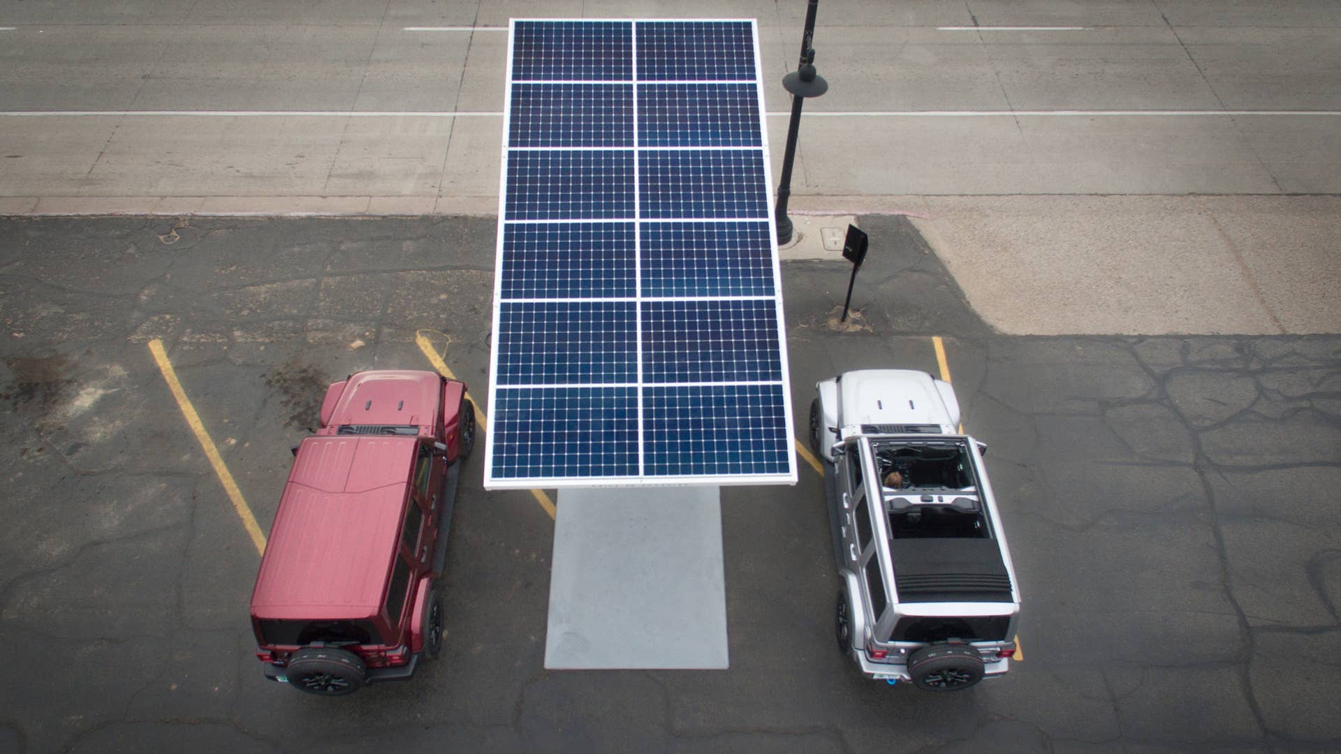 The Jeep® brand is creating the Jeep 4xe Charging Network, installing Jeep-branded EV charging stations at or near the trailheads of Jeep Badge of Honor off-road trails over the next year. The trailhead chargers coincide with the launch of 2021 Jeep Wrangler 4xe plug-in hybrid — the most technically advanced and eco-friendly Wrangler yet — and will support future electrified Jeep vehicles.