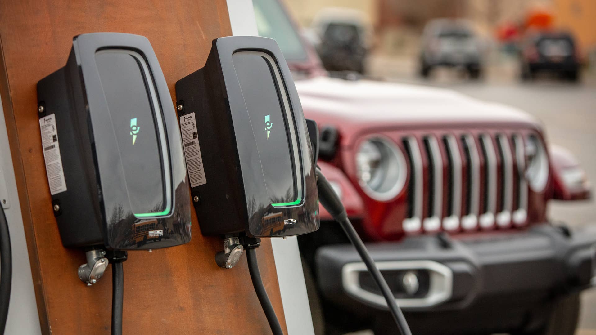 The Jeep® brand is creating the Jeep 4xe Charging Network, installing Jeep-branded EV charging stations at or near the trailheads of Jeep Badge of Honor off-road trails over the next year. The trailhead chargers coincide with the launch of 2021 Jeep Wrangler 4xe plug-in hybrid — the most technically advanced and eco-friendly Wrangler yet — and will support future electrified Jeep vehicles.