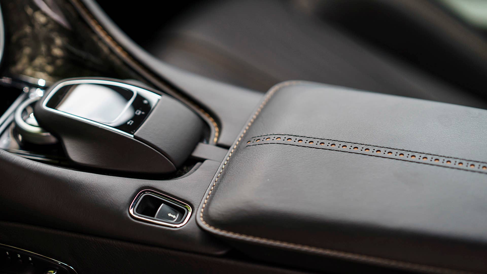 2017 Aston Martin DB11 center console