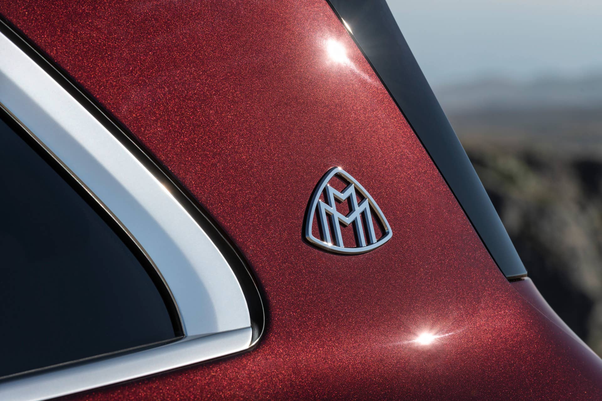 Mercedes-Maybach GLS 600 4MATIC (Kraftstoffverbrauch kombiniert: 12,0-11,7 l/100 km; CO2-Emissionen kombiniert: 273-266 g/km)*, rubellitrot / obsidianschwarz, Leder Exklusiv Nappa mahagoni/macchiato // Mercedes-Maybach GLS 600 4MATIC (combined fuel consumption: 12.0-11.7 l/100 km; combined CO2 emissions: 273-266 g/km)*, Rubellite red / Obsidian black, Exclusive nappa leather mahogany/macchiato *Angaben zum Kraftstoffverbrauch und CO2-Emissionen sind vorläufig und wurden vom Technischen Dienst für das Zertifizierungsverfahren nach Maßgabe des WLTP-Prüfverfahrens ermittelt und in NEFZ-Werte korreliert. Eine EG-Typgenehmigung und Konformitätsbescheinigung mit amtlichen Werten liegen noch nicht vor. Abweichungen zwischen den Angaben und den amtlichen Werten sind möglich. *Figures for fuel consumption and CO2 emissions are provisional and were determined by the Technical Service for the certification process in accordance with the WLTP test method and correlated into NEDC figures. EC type approval and a certificate of conformity with official figures are not yet available. Differences between the stated figures and the official figures are possible.