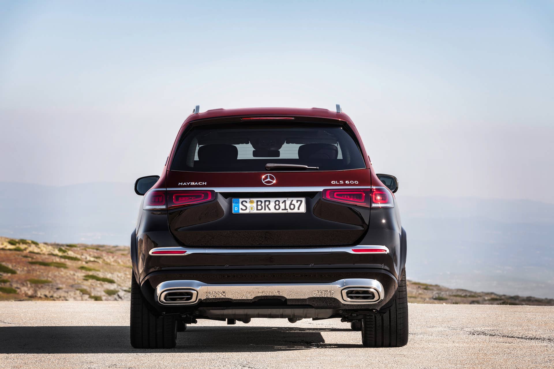 Mercedes-Maybach GLS 600 4MATIC (Kraftstoffverbrauch kombiniert: 12,0-11,7 l/100 km; CO2-Emissionen kombiniert: 273-266 g/km)*, rubellitrot / obsidianschwarz, Leder Exklusiv Nappa mahagoni/macchiato // Mercedes-Maybach GLS 600 4MATIC (combined fuel consumption: 12.0-11.7 l/100 km; combined CO2 emissions: 273-266 g/km)*, Rubellite red / Obsidian black, Exclusive nappa leather mahogany/macchiato *Angaben zum Kraftstoffverbrauch und CO2-Emissionen sind vorläufig und wurden vom Technischen Dienst für das Zertifizierungsverfahren nach Maßgabe des WLTP-Prüfverfahrens ermittelt und in NEFZ-Werte korreliert. Eine EG-Typgenehmigung und Konformitätsbescheinigung mit amtlichen Werten liegen noch nicht vor. Abweichungen zwischen den Angaben und den amtlichen Werten sind möglich. *Figures for fuel consumption and CO2 emissions are provisional and were determined by the Technical Service for the certification process in accordance with the WLTP test method and correlated into NEDC figures. EC type approval and a certificate of conformity with official figures are not yet available. Differences between the stated figures and the official figures are possible.
