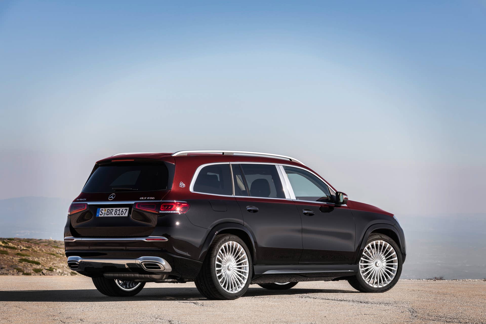 Mercedes-Maybach GLS 600 4MATIC (Kraftstoffverbrauch kombiniert: 12,0-11,7 l/100 km; CO2-Emissionen kombiniert: 273-266 g/km)*, rubellitrot / obsidianschwarz, Leder Exklusiv Nappa mahagoni/macchiato // Mercedes-Maybach GLS 600 4MATIC (combined fuel consumption: 12.0-11.7 l/100 km; combined CO2 emissions: 273-266 g/km)*, Rubellite red / Obsidian black, Exclusive nappa leather mahogany/macchiato *Angaben zum Kraftstoffverbrauch und CO2-Emissionen sind vorläufig und wurden vom Technischen Dienst für das Zertifizierungsverfahren nach Maßgabe des WLTP-Prüfverfahrens ermittelt und in NEFZ-Werte korreliert. Eine EG-Typgenehmigung und Konformitätsbescheinigung mit amtlichen Werten liegen noch nicht vor. Abweichungen zwischen den Angaben und den amtlichen Werten sind möglich. *Figures for fuel consumption and CO2 emissions are provisional and were determined by the Technical Service for the certification process in accordance with the WLTP test method and correlated into NEDC figures. EC type approval and a certificate of conformity with official figures are not yet available. Differences between the stated figures and the official figures are possible.