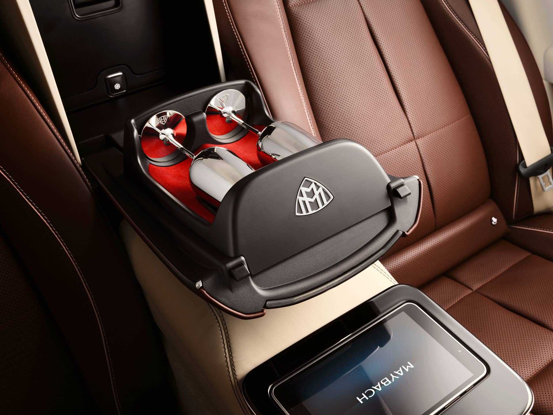 Mercedes-Maybach GLS 600 4MATIC (Kraftstoffverbrauch kombiniert: 12,0-11,7 l/100 km; CO2-Emissionen kombiniert: 273-266 g/km)*, rubellitrot / obsidianschwarz, Leder Exklusiv Nappa mahagoni/macchiato / MAYBACH Champagnerkelch – handgefertigt in Deutschland von Robbe & Berking Silber, 90 hart-glanz versilbert // Mercedes-Maybach GLS 600 4MATIC (combined fuel consumption: 12.0-11.7 l/100 km; combined CO2 emissions: 273-266 g/km)*, Rubellite red / Obsidian black, Exclusive nappa leather mahogany/macchiato / MAYBACH champagne flute – handcrafted in Germany by specialists Robbe& Berking Silber, 90 silver plated *Angaben zum Kraftstoffverbrauch und CO2-Emissionen sind vorläufig und wurden vom Technischen Dienst für das Zertifizierungsverfahren nach Maßgabe des WLTP-Prüfverfahrens ermittelt und in NEFZ-Werte korreliert. Eine EG-Typgenehmigung und Konformitätsbescheinigung mit amtlichen Werten liegen noch nicht vor. Abweichungen zwischen den Angaben und den amtlichen Werten sind möglich. *Figures for fuel consumption and CO2 emissions are provisional and were determined by the Technical Service for the certification process in accordance with the WLTP test method and correlated into NEDC figures. EC type approval and a certificate of conformity with official figures are not yet available. Differences between the stated figures and the official figures are possible.