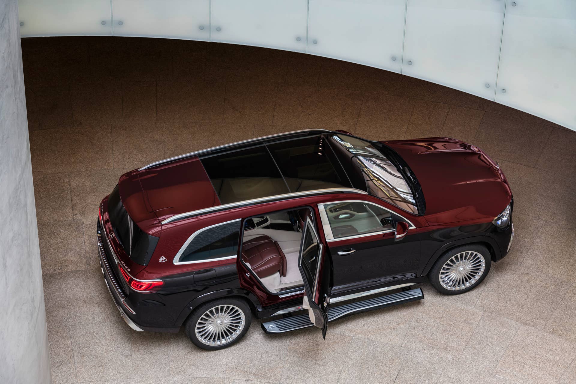 Mercedes-Maybach GLS 600 4MATIC (Kraftstoffverbrauch kombiniert: 12,0-11,7 l/100 km; CO2-Emissionen kombiniert: 273-266 g/km)*, rubellitrot / obsidianschwarz, Leder Exklusiv Nappa mahagoni/macchiato // Mercedes-Maybach GLS 600 4MATIC (combined fuel consumption: 12.0-11.7 l/100 km; combined CO2 emissions: 273-266 g/km)*, Rubellite red / Obsidian black, Exclusive nappa leather mahogany/macchiato *Angaben zum Kraftstoffverbrauch und CO2-Emissionen sind vorläufig und wurden vom Technischen Dienst für das Zertifizierungsverfahren nach Maßgabe des WLTP-Prüfverfahrens ermittelt und in NEFZ-Werte korreliert. Eine EG-Typgenehmigung und Konformitätsbescheinigung mit amtlichen Werten liegen noch nicht vor. Abweichungen zwischen den Angaben und den amtlichen Werten sind möglich. *Figures for fuel consumption and CO2 emissions are provisional and were determined by the Technical Service for the certification process in accordance with the WLTP test method and correlated into NEDC figures. EC type approval and a certificate of conformity with official figures are not yet available. Differences between the stated figures and the official figures are possible.