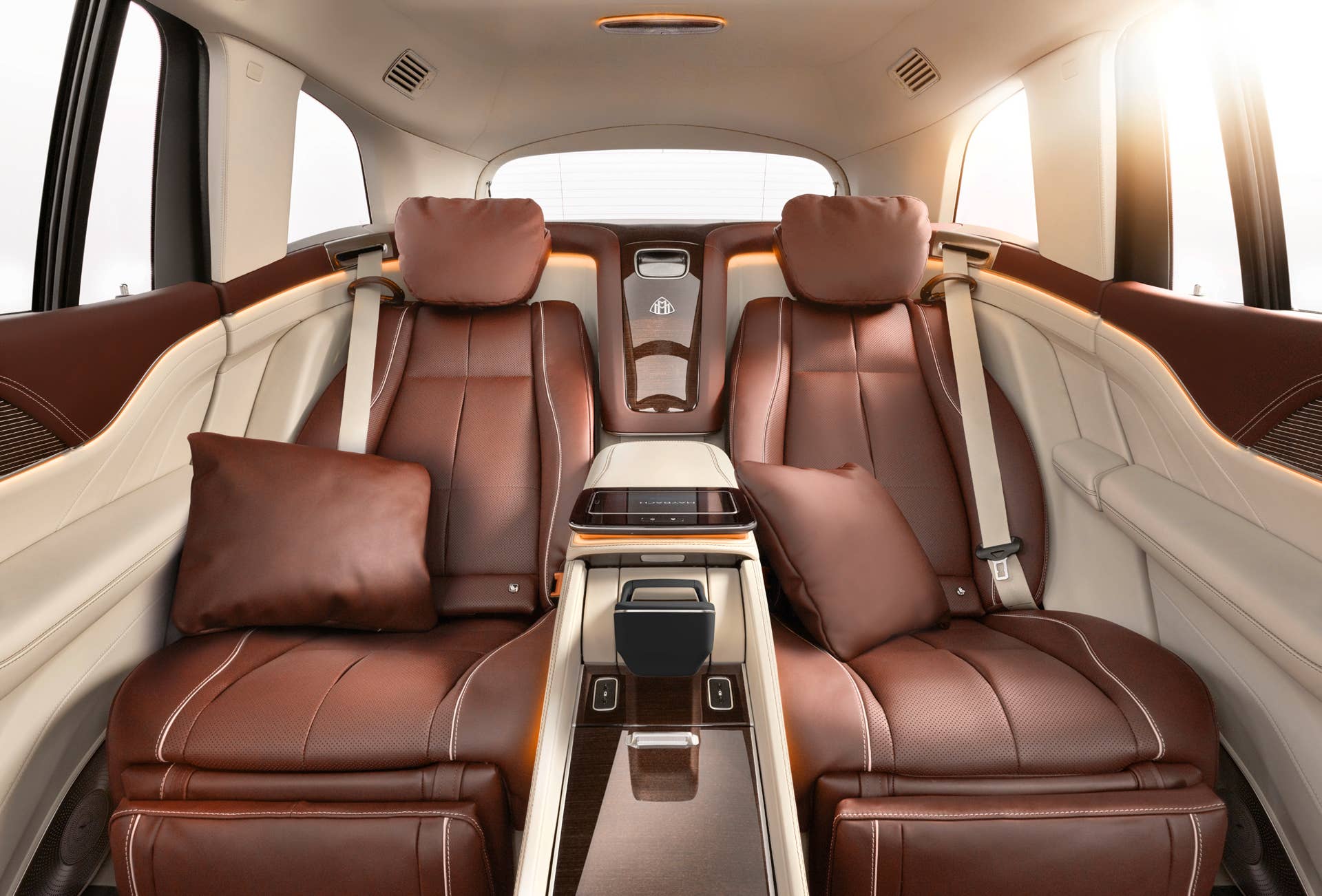 Mercedes-Maybach GLS 600 4MATIC (Kraftstoffverbrauch kombiniert: 12,0-11,7 l/100 km; CO2-Emissionen kombiniert: 273-266 g/km)*, rubellitrot / obsidianschwarz, Leder Exklusiv Nappa mahagoni/macchiato // Mercedes-Maybach GLS 600 4MATIC (combined fuel consumption: 12.0-11.7 l/100 km; combined CO2 emissions: 273-266 g/km)*, Rubellite red / Obsidian black, Exclusive nappa leather mahogany/macchiato *Angaben zum Kraftstoffverbrauch und CO2-Emissionen sind vorläufig und wurden vom Technischen Dienst für das Zertifizierungsverfahren nach Maßgabe des WLTP-Prüfverfahrens ermittelt und in NEFZ-Werte korreliert. Eine EG-Typgenehmigung und Konformitätsbescheinigung mit amtlichen Werten liegen noch nicht vor. Abweichungen zwischen den Angaben und den amtlichen Werten sind möglich. *Figures for fuel consumption and CO2 emissions are provisional and were determined by the Technical Service for the certification process in accordance with the WLTP test method and correlated into NEDC figures. EC type approval and a certificate of conformity with official figures are not yet available. Differences between the stated figures and the official figures are possible.