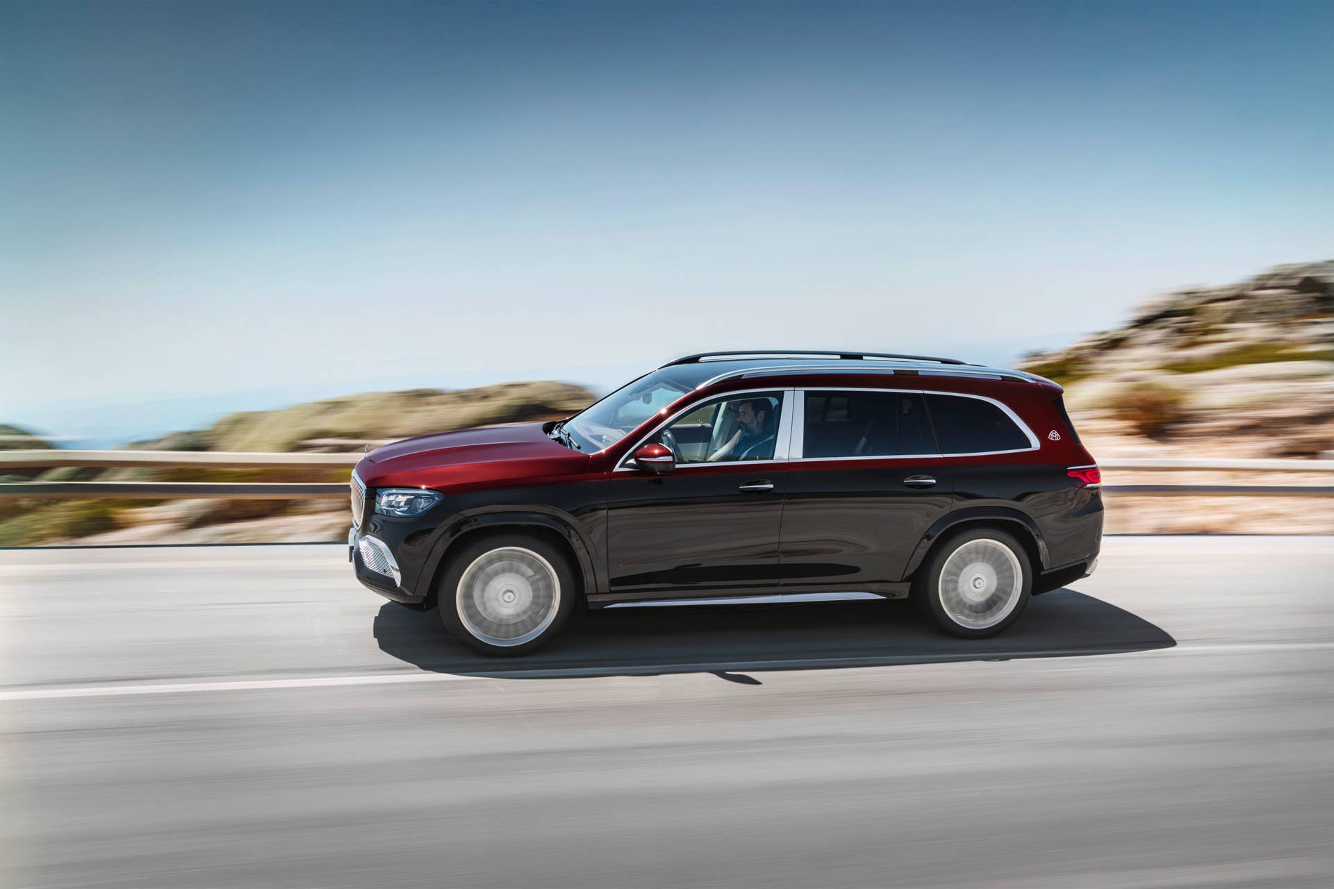 Mercedes-Maybach GLS 600 4MATIC (Kraftstoffverbrauch kombiniert: 12,0-11,7 l/100 km; CO2-Emissionen kombiniert: 273-266 g/km)*, rubellitrot / obsidianschwarz, Leder Exklusiv Nappa mahagoni/macchiato // Mercedes-Maybach GLS 600 4MATIC (combined fuel consumption: 12.0-11.7 l/100 km; combined CO2 emissions: 273-266 g/km)*, Rubellite red / Obsidian black, Exclusive nappa leather mahogany/macchiato *Angaben zum Kraftstoffverbrauch und CO2-Emissionen sind vorläufig und wurden vom Technischen Dienst für das Zertifizierungsverfahren nach Maßgabe des WLTP-Prüfverfahrens ermittelt und in NEFZ-Werte korreliert. Eine EG-Typgenehmigung und Konformitätsbescheinigung mit amtlichen Werten liegen noch nicht vor. Abweichungen zwischen den Angaben und den amtlichen Werten sind möglich. *Figures for fuel consumption and CO2 emissions are provisional and were determined by the Technical Service for the certification process in accordance with the WLTP test method and correlated into NEDC figures. EC type approval and a certificate of conformity with official figures are not yet available. Differences between the stated figures and the official figures are possible.