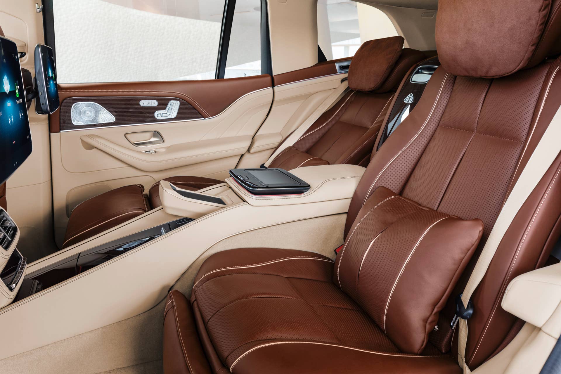 Mercedes-Maybach GLS 600 4MATIC (Kraftstoffverbrauch kombiniert: 12,0-11,7 l/100 km; CO2-Emissionen kombiniert: 273-266 g/km)*, rubellitrot / obsidianschwarz, Leder Exklusiv Nappa mahagoni/macchiato // Mercedes-Maybach GLS 600 4MATIC (combined fuel consumption: 12.0-11.7 l/100 km; combined CO2 emissions: 273-266 g/km)*, Rubellite red / Obsidian black, Exclusive nappa leather mahogany/macchiato *Angaben zum Kraftstoffverbrauch und CO2-Emissionen sind vorläufig und wurden vom Technischen Dienst für das Zertifizierungsverfahren nach Maßgabe des WLTP-Prüfverfahrens ermittelt und in NEFZ-Werte korreliert. Eine EG-Typgenehmigung und Konformitätsbescheinigung mit amtlichen Werten liegen noch nicht vor. Abweichungen zwischen den Angaben und den amtlichen Werten sind möglich. *Figures for fuel consumption and CO2 emissions are provisional and were determined by the Technical Service for the certification process in accordance with the WLTP test method and correlated into NEDC figures. EC type approval and a certificate of conformity with official figures are not yet available. Differences between the stated figures and the official figures are possible.