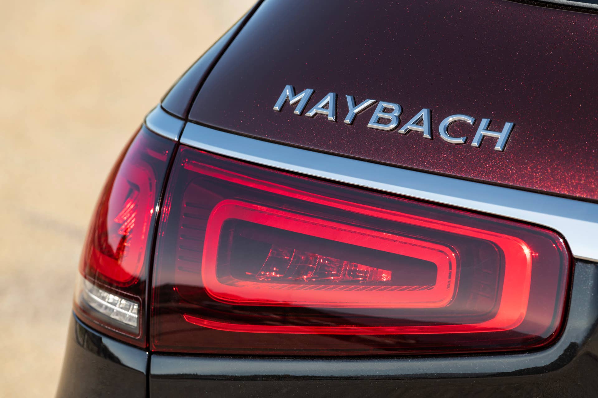 Mercedes-Maybach GLS 600 4MATIC (Kraftstoffverbrauch kombiniert: 12,0-11,7 l/100 km; CO2-Emissionen kombiniert: 273-266 g/km)*, rubellitrot / obsidianschwarz, Leder Exklusiv Nappa mahagoni/macchiato // Mercedes-Maybach GLS 600 4MATIC (combined fuel consumption: 12.0-11.7 l/100 km; combined CO2 emissions: 273-266 g/km)*, Rubellite red / Obsidian black, Exclusive nappa leather mahogany/macchiato *Angaben zum Kraftstoffverbrauch und CO2-Emissionen sind vorläufig und wurden vom Technischen Dienst für das Zertifizierungsverfahren nach Maßgabe des WLTP-Prüfverfahrens ermittelt und in NEFZ-Werte korreliert. Eine EG-Typgenehmigung und Konformitätsbescheinigung mit amtlichen Werten liegen noch nicht vor. Abweichungen zwischen den Angaben und den amtlichen Werten sind möglich. *Figures for fuel consumption and CO2 emissions are provisional and were determined by the Technical Service for the certification process in accordance with the WLTP test method and correlated into NEDC figures. EC type approval and a certificate of conformity with official figures are not yet available. Differences between the stated figures and the official figures are possible.
